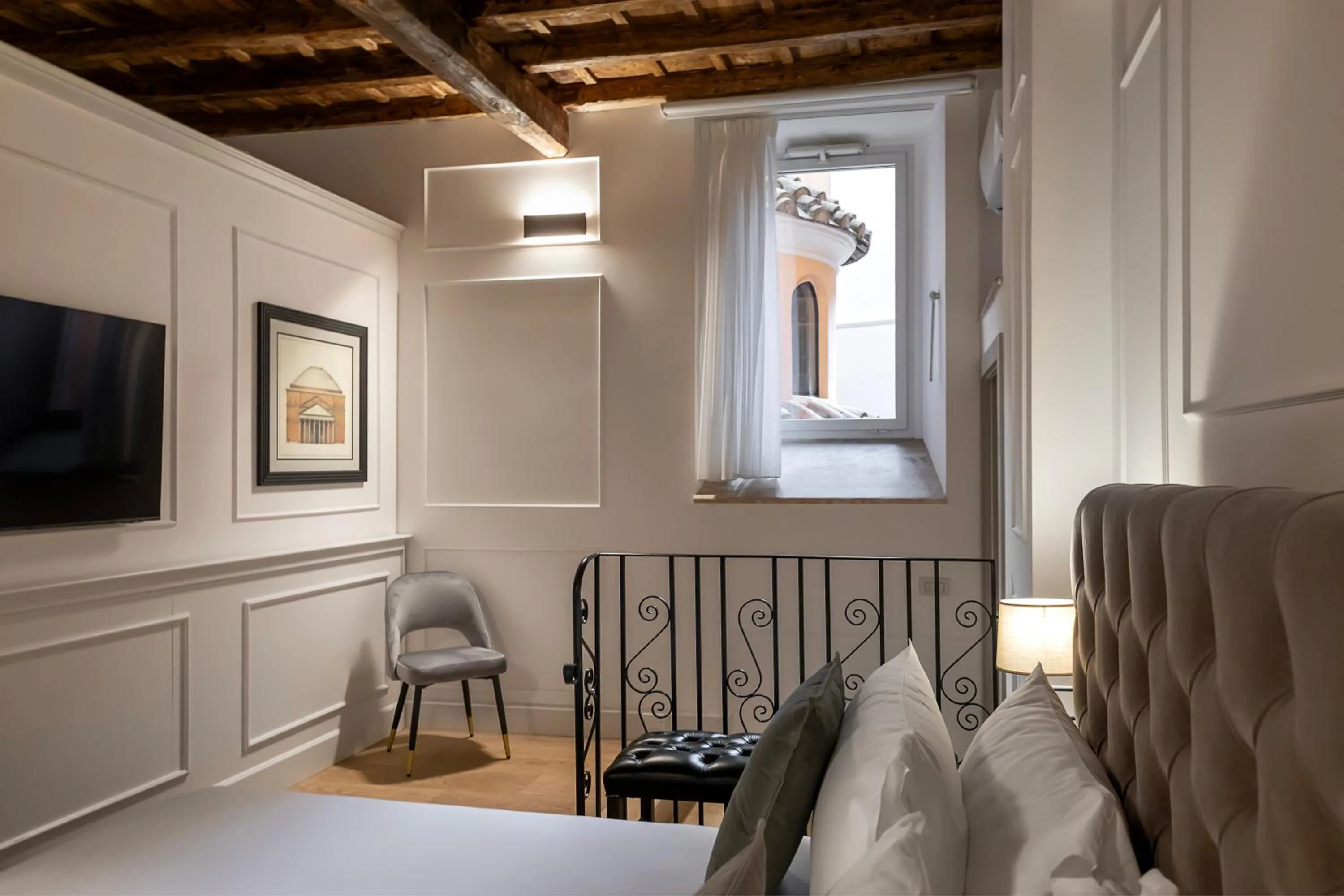 TV and multimedia, Bed in Palazzo Goldoni Condotti Collection