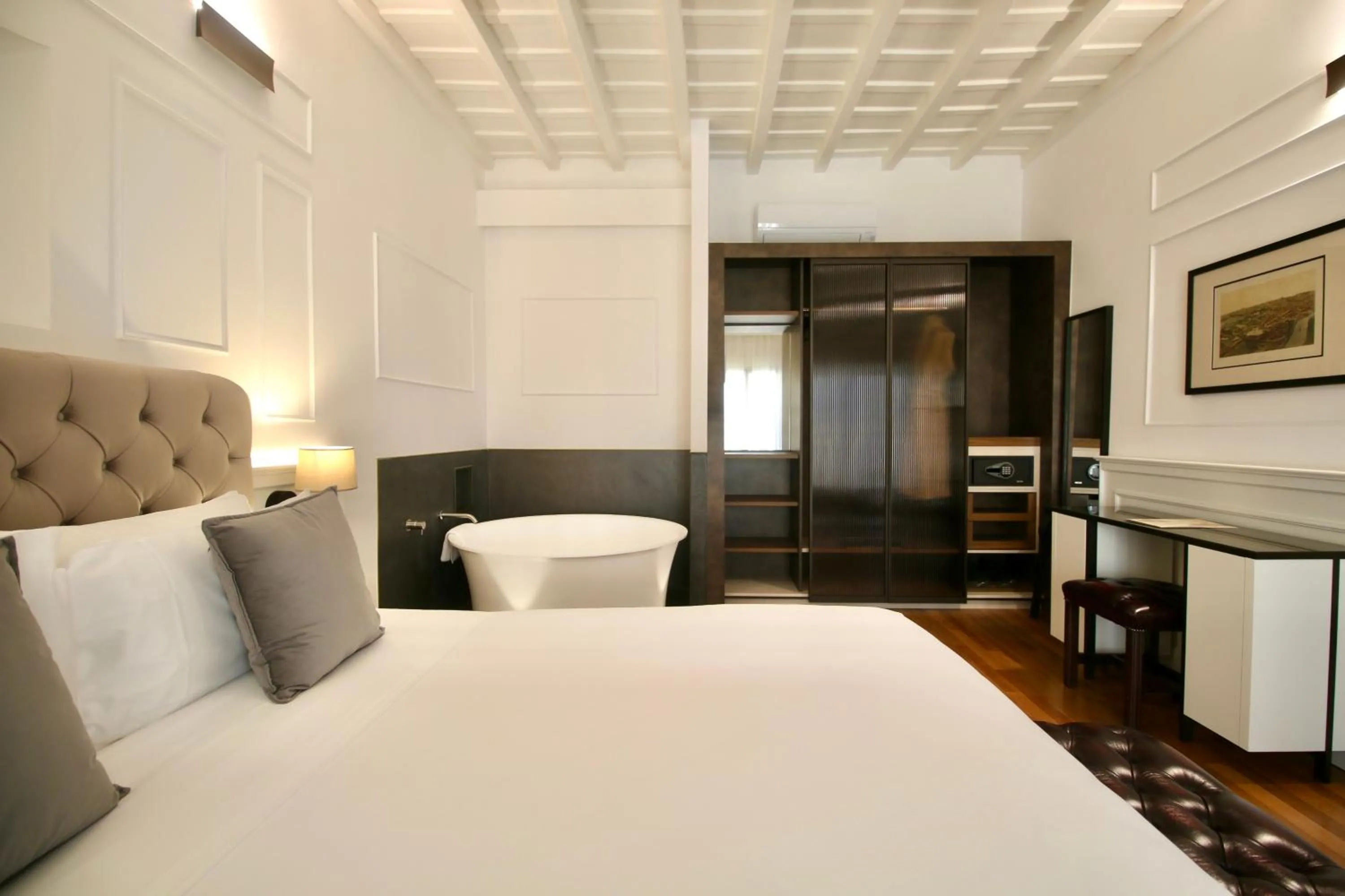 Bedroom, Bed in Palazzo Goldoni Condotti Collection