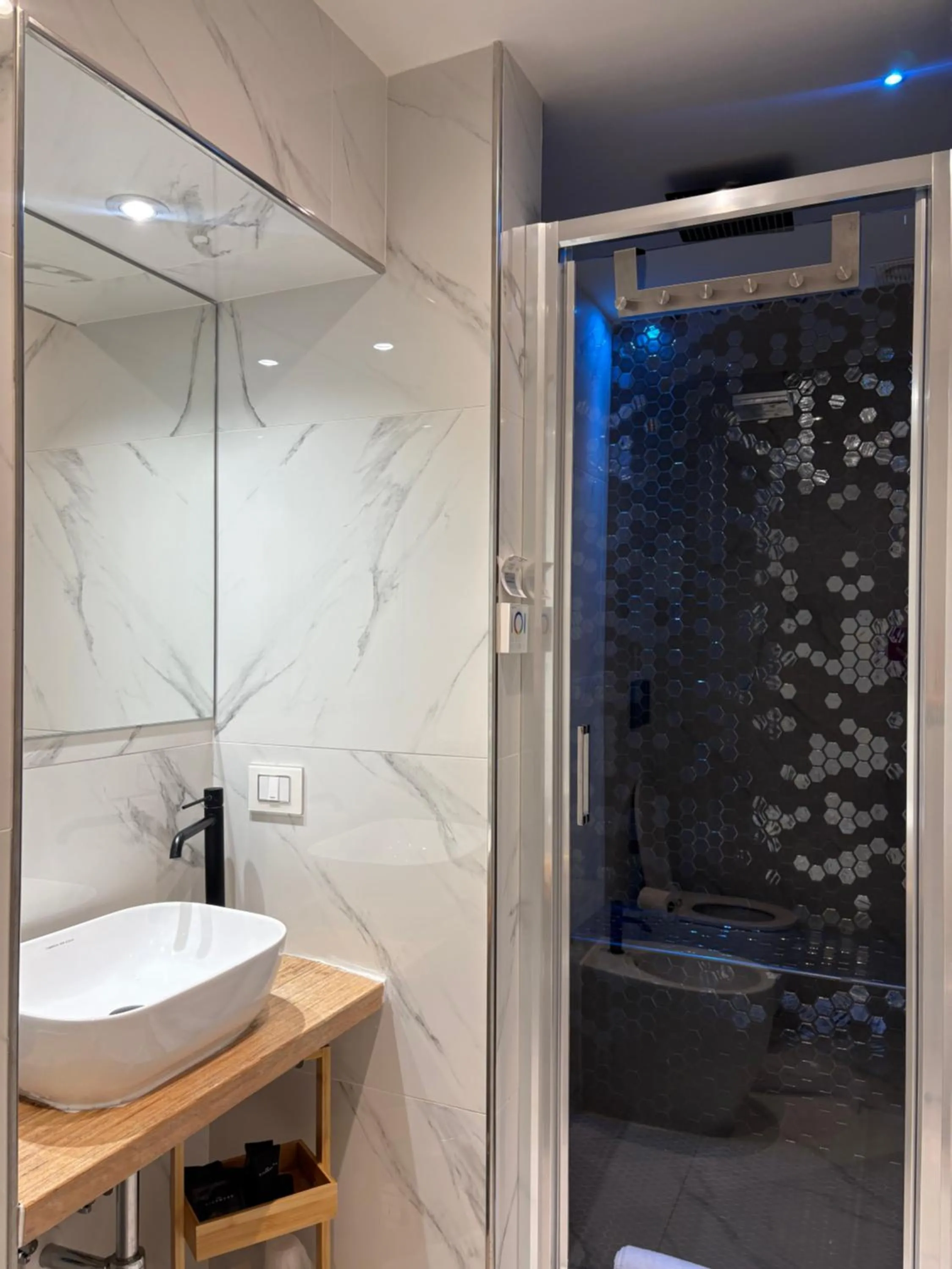 Shower in Palazzo Goldoni Condotti Collection