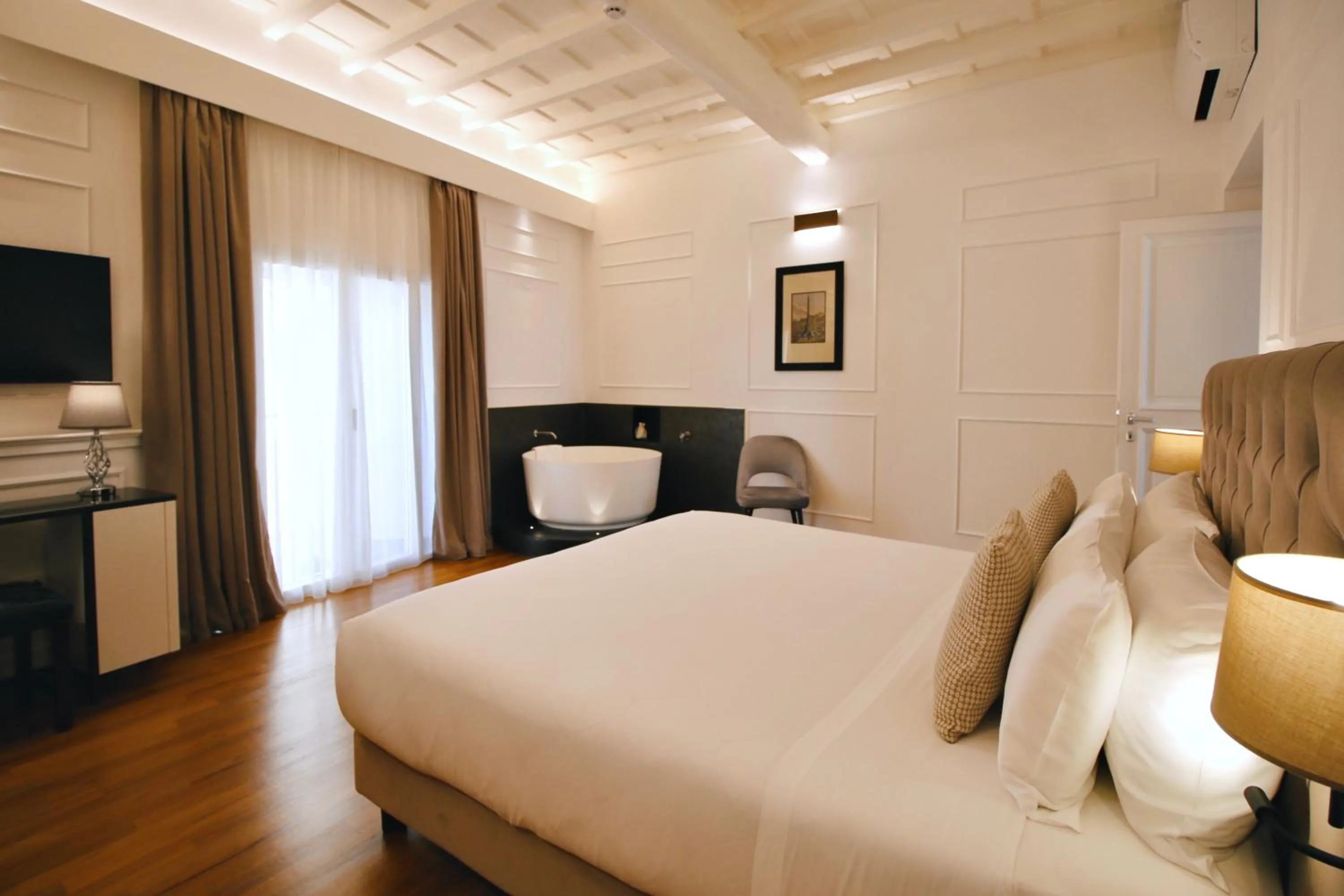 Bedroom, Bed in Palazzo Goldoni Condotti Collection