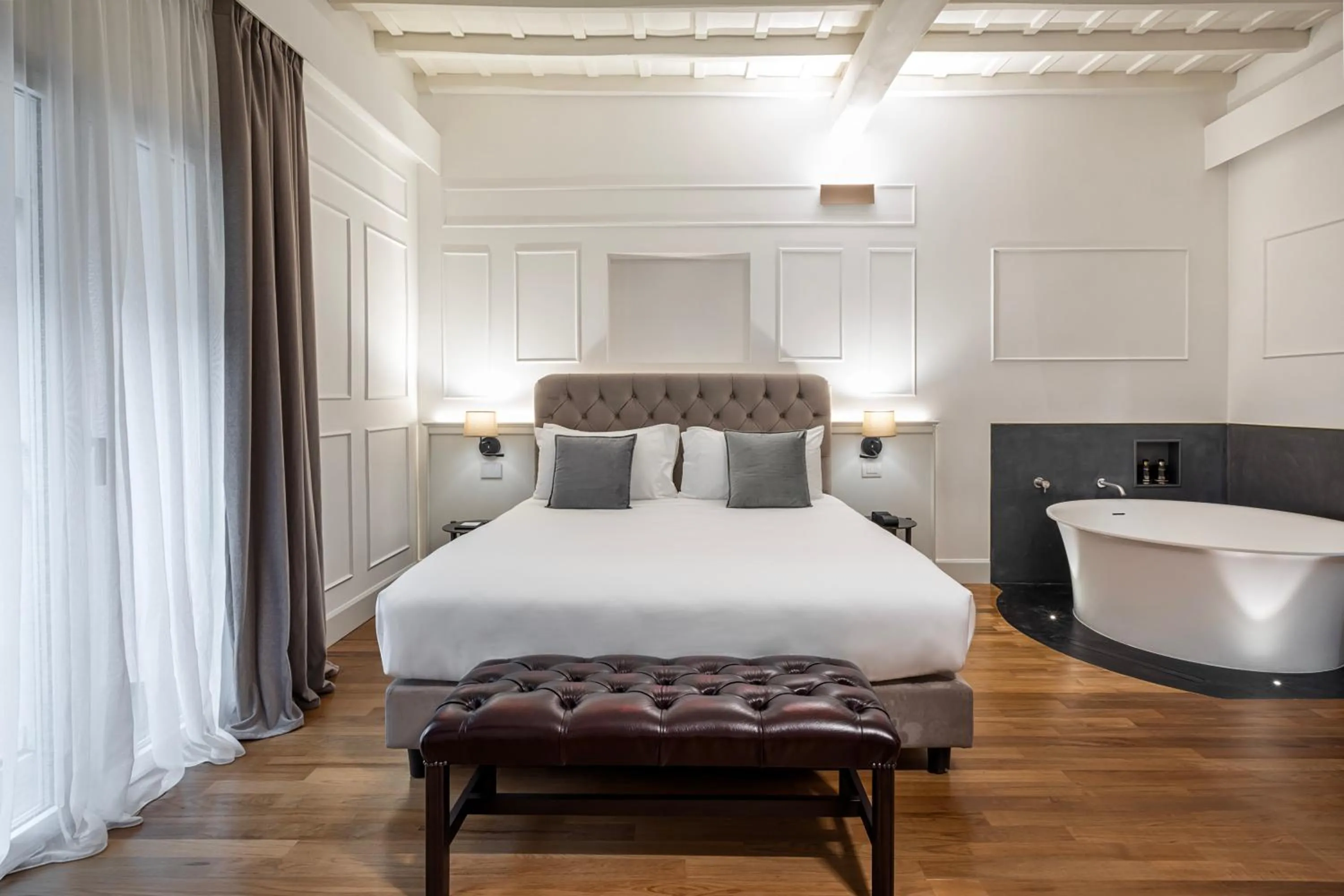 Bed in Palazzo Goldoni Condotti Collection