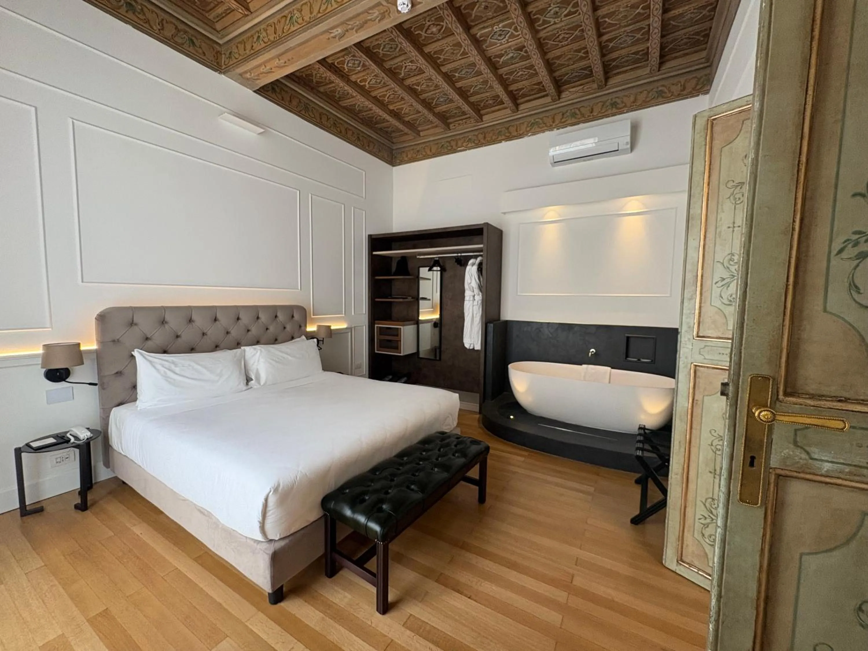 Bed in Palazzo Goldoni Condotti Collection