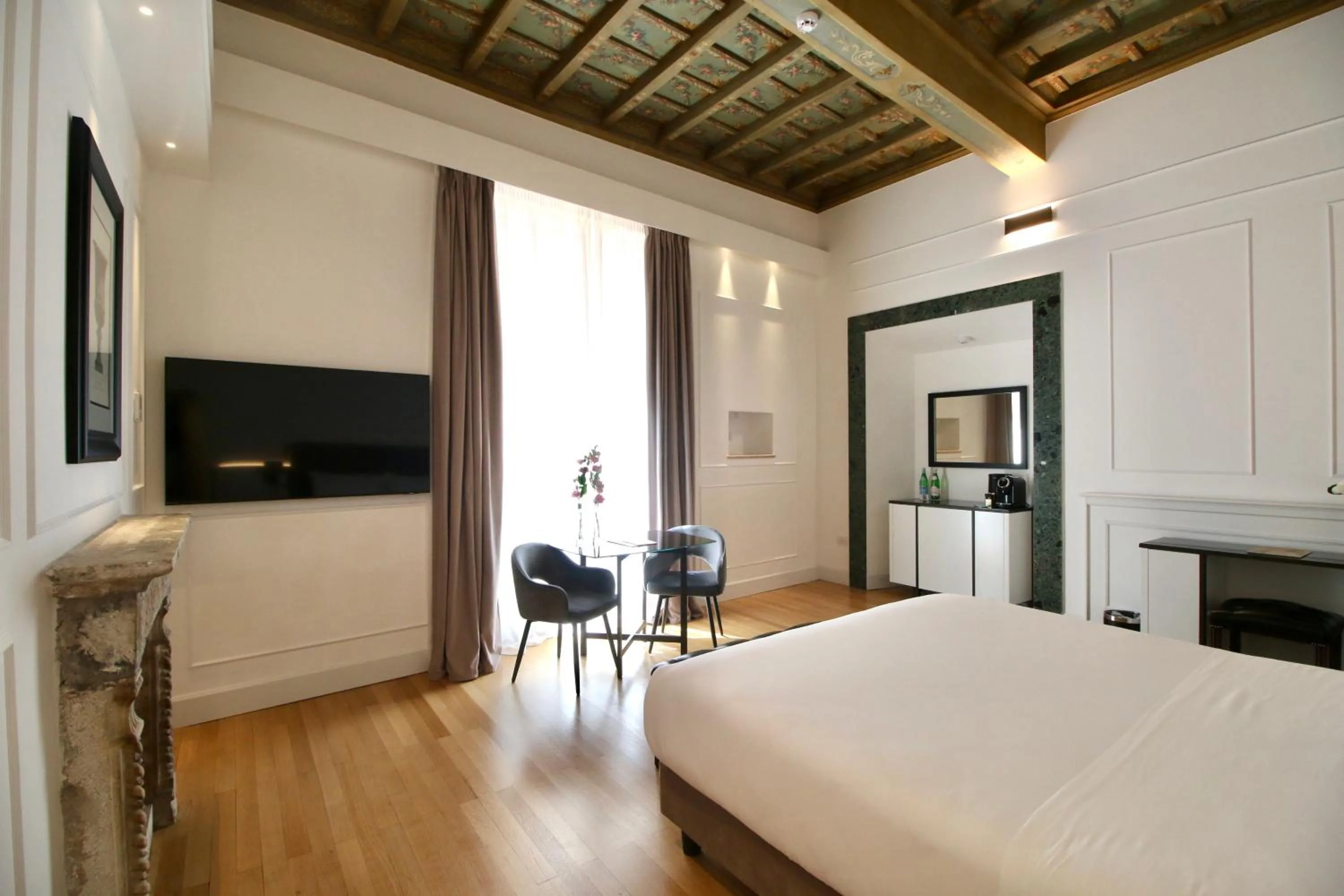 fireplace, Bed in Palazzo Goldoni Condotti Collection