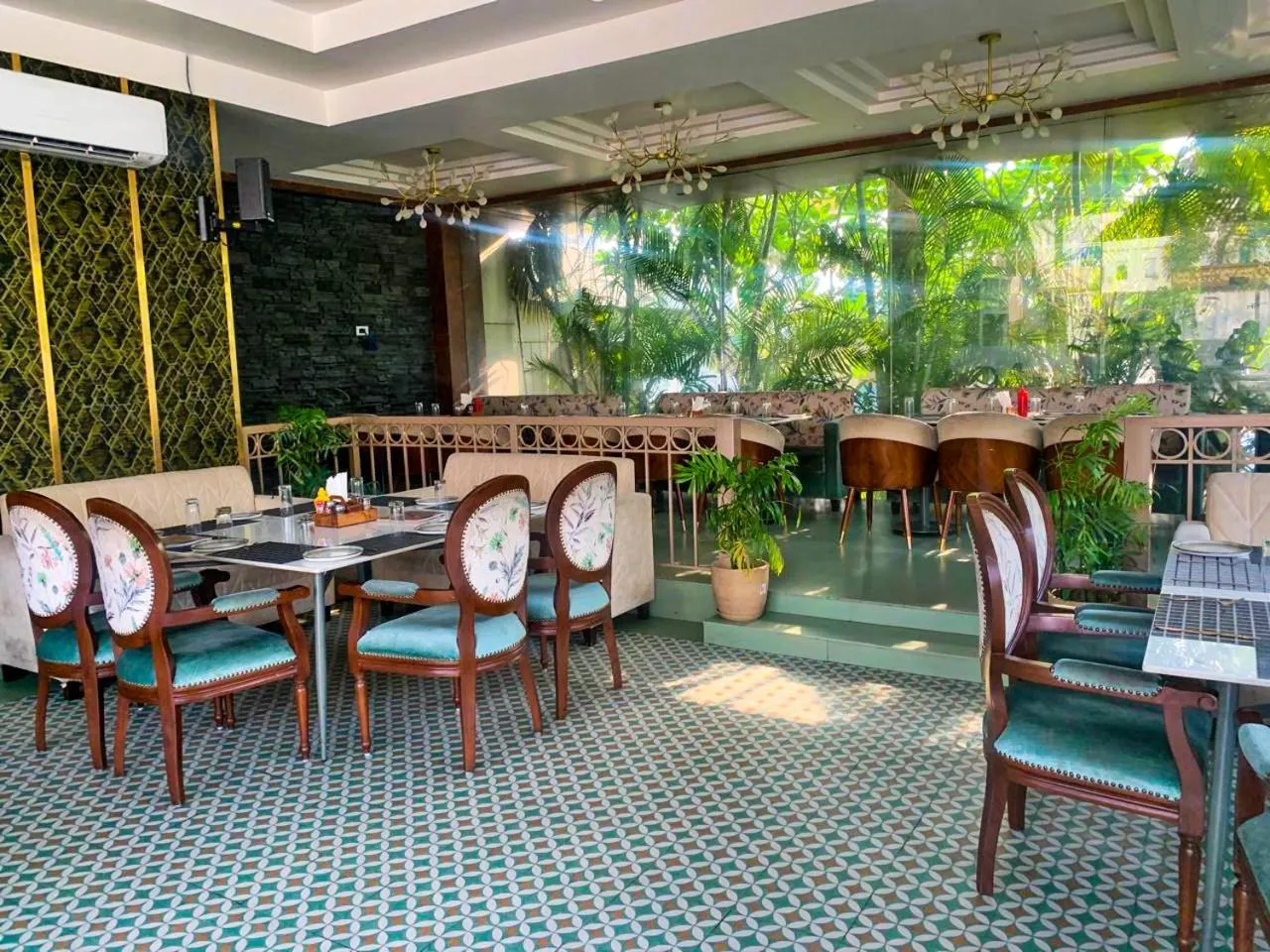 Restaurant/places to eat in Pink Villa Boutique Hotel