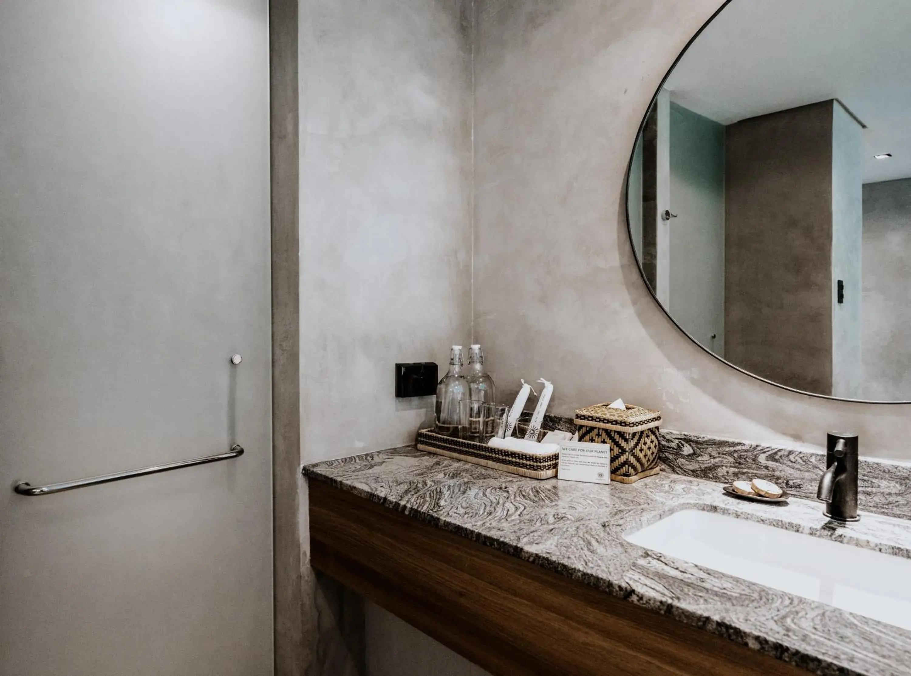 The Funny Lion - Coron The Funny Lion - Coron