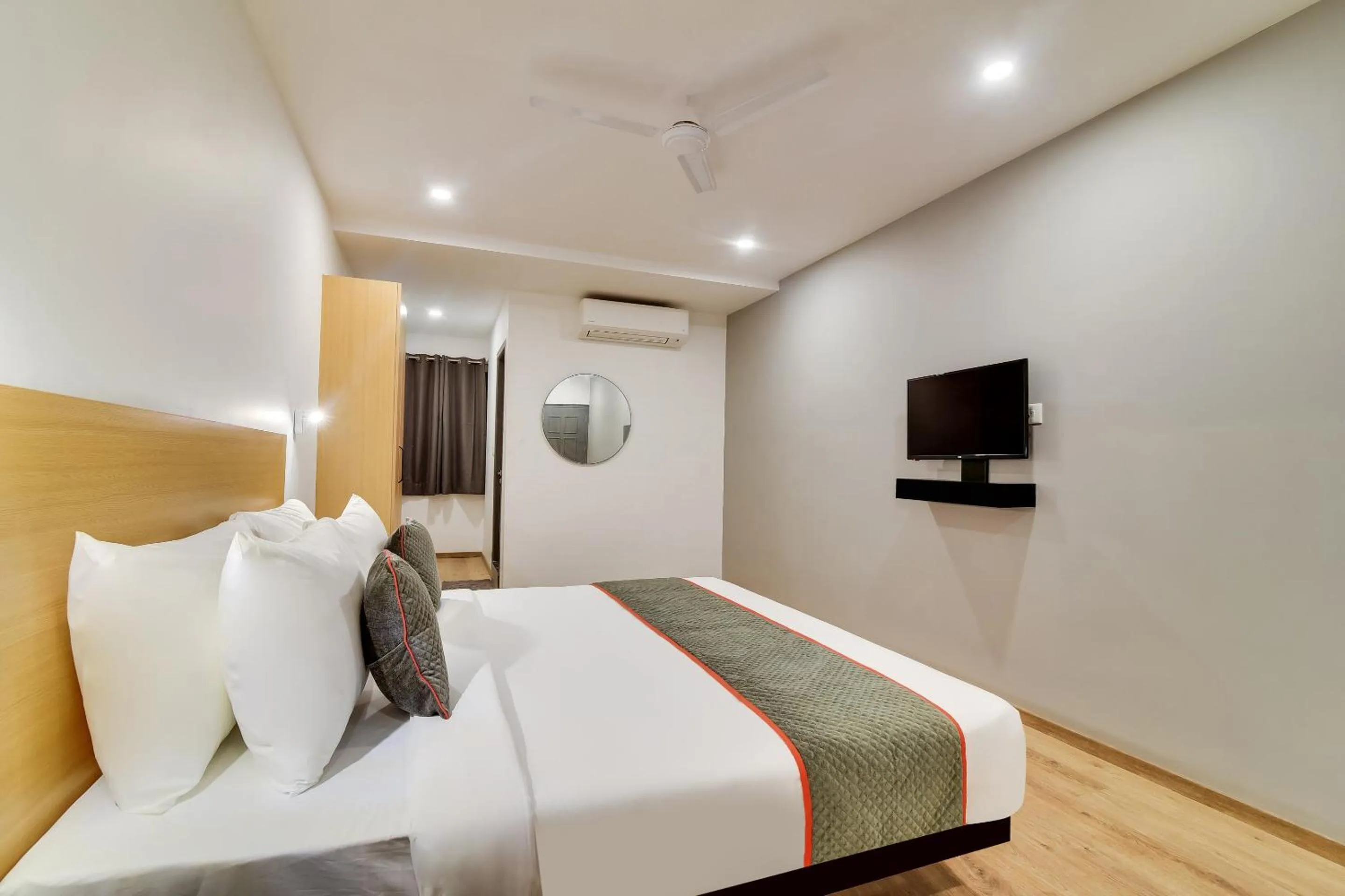 Bedroom, Bed in Townhouse Kovilambakkam