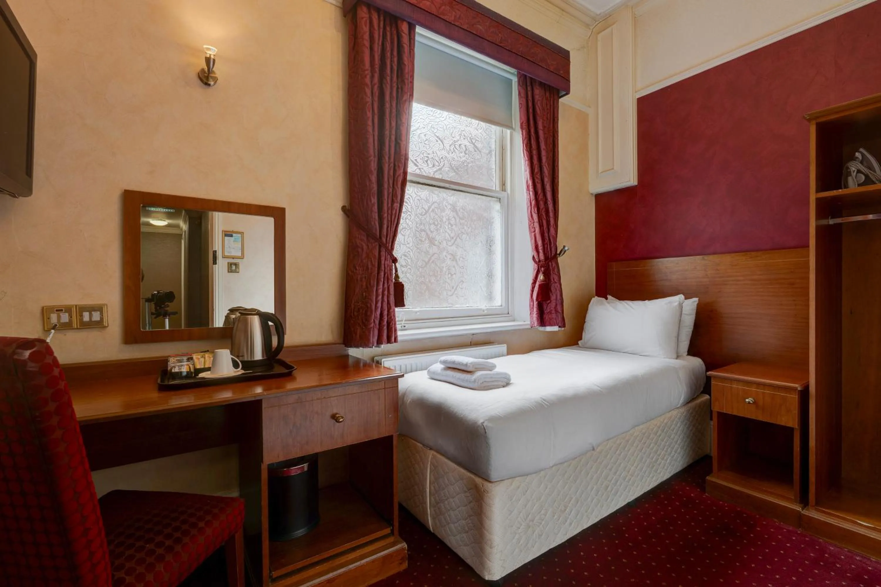 Bedroom, Bed in Liverpool Aigburth Hotel By Belvilla