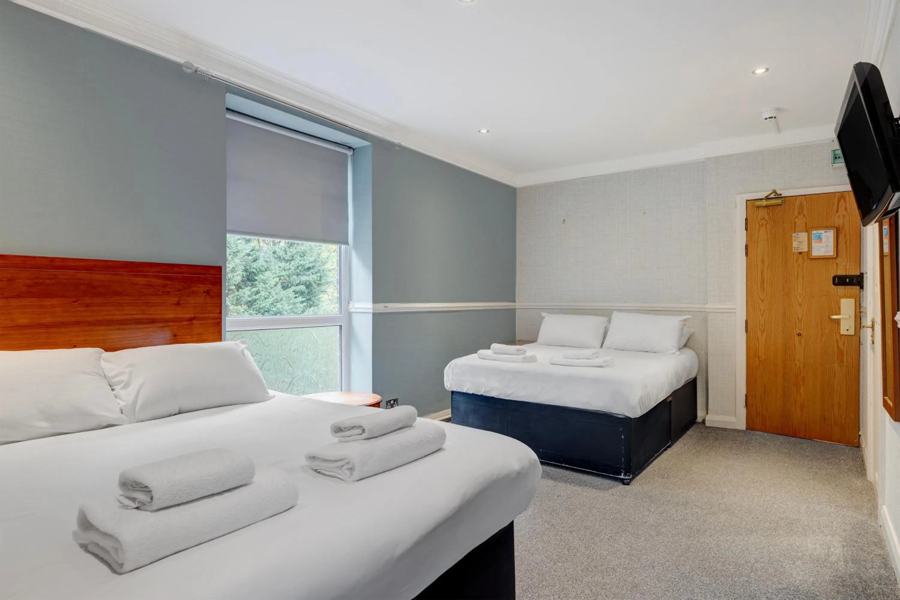 Bedroom, Bed in Liverpool Aigburth Hotel By Belvilla