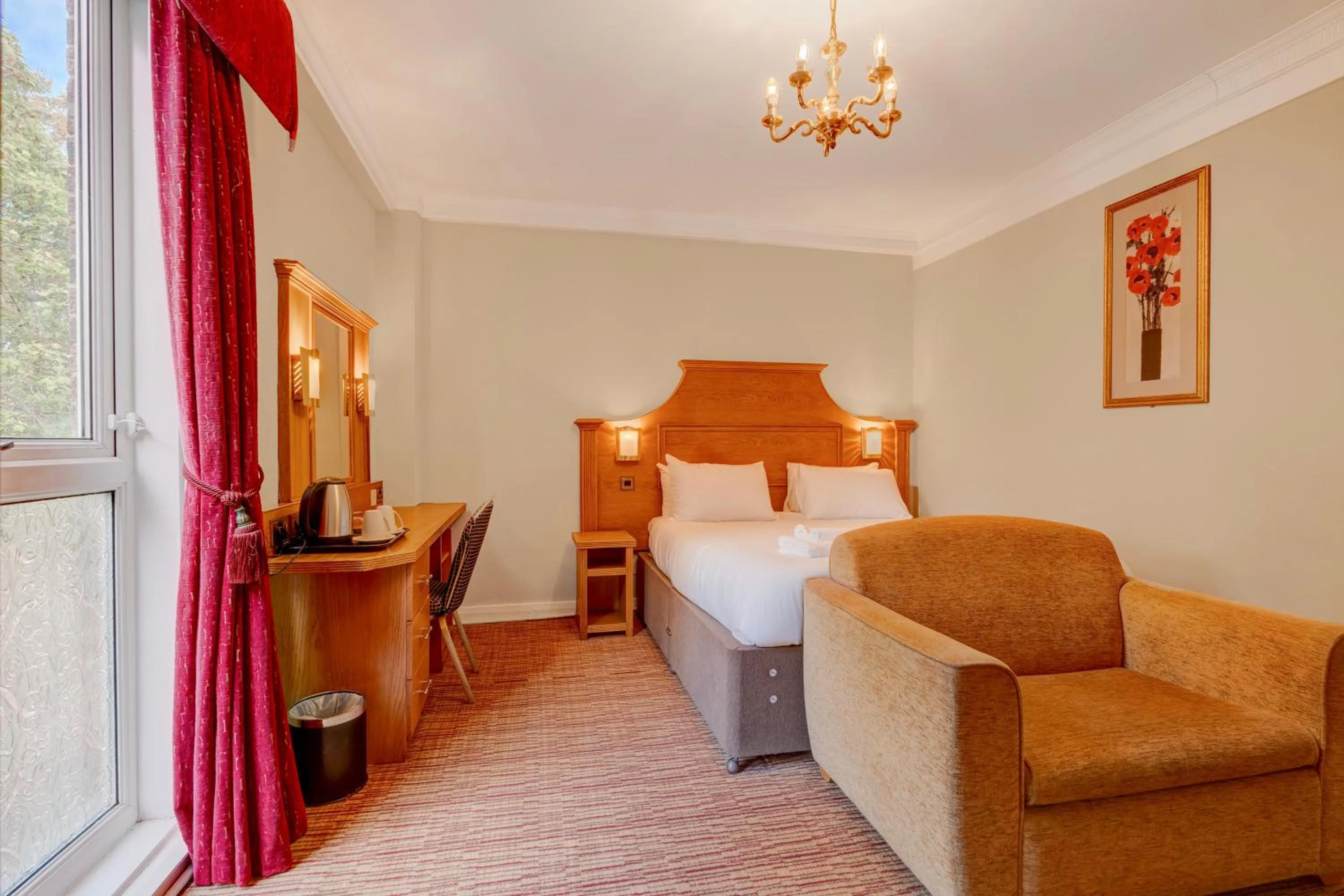 Bedroom, Bed in Liverpool Aigburth Hotel By Belvilla