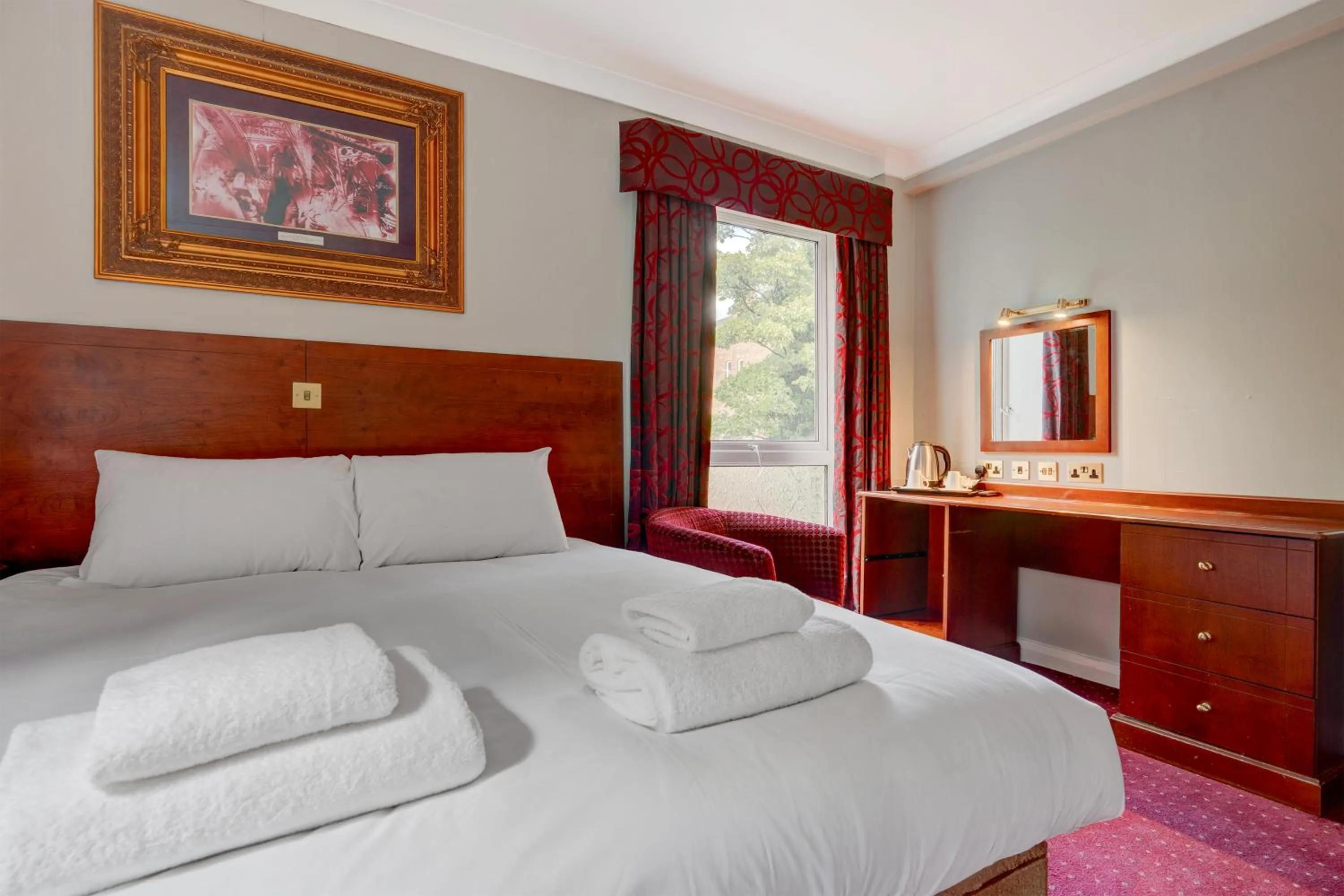 Bedroom, Bed in Liverpool Aigburth Hotel By Belvilla