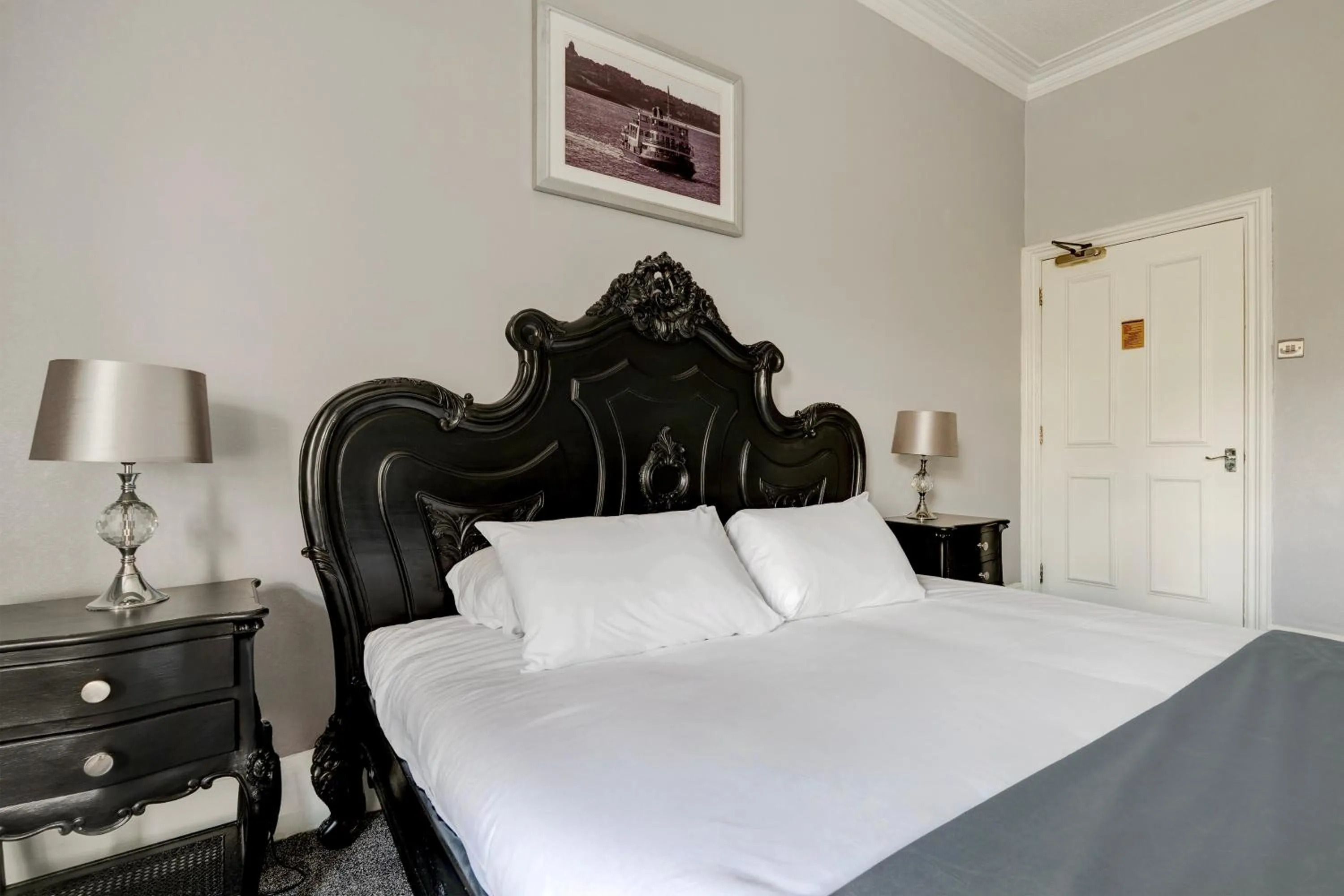 Bed in Liverpool Aigburth Hotel By Belvilla