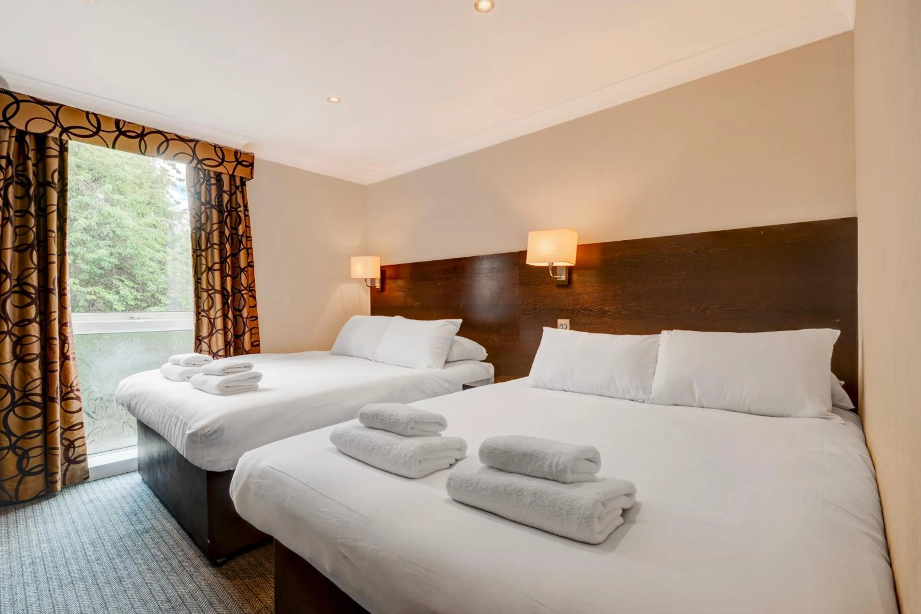 Bedroom, Bed in Liverpool Aigburth Hotel By Belvilla