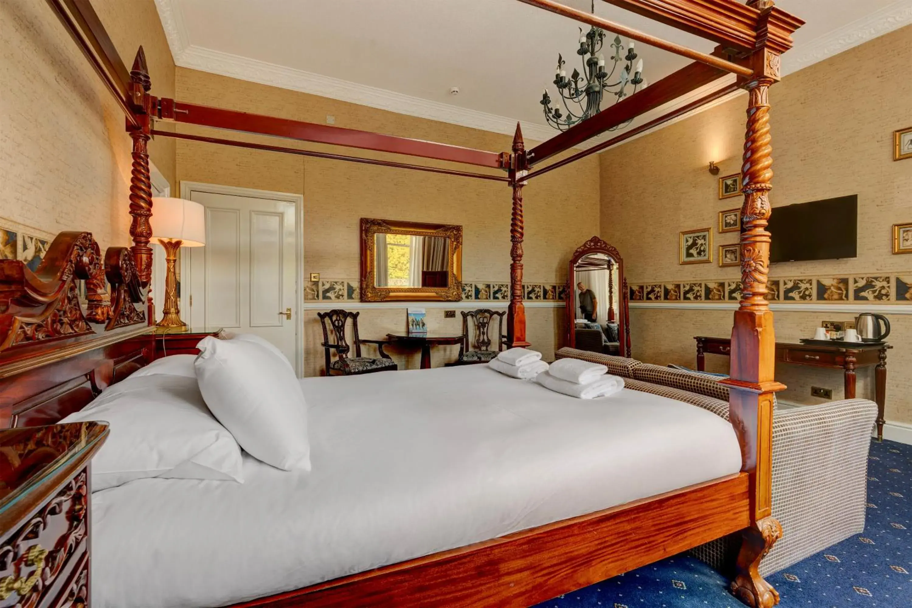 Bedroom, Bed in Liverpool Aigburth Hotel By Belvilla Bedroom, Bed in Liverpool Aigburth Hotel By Belvilla