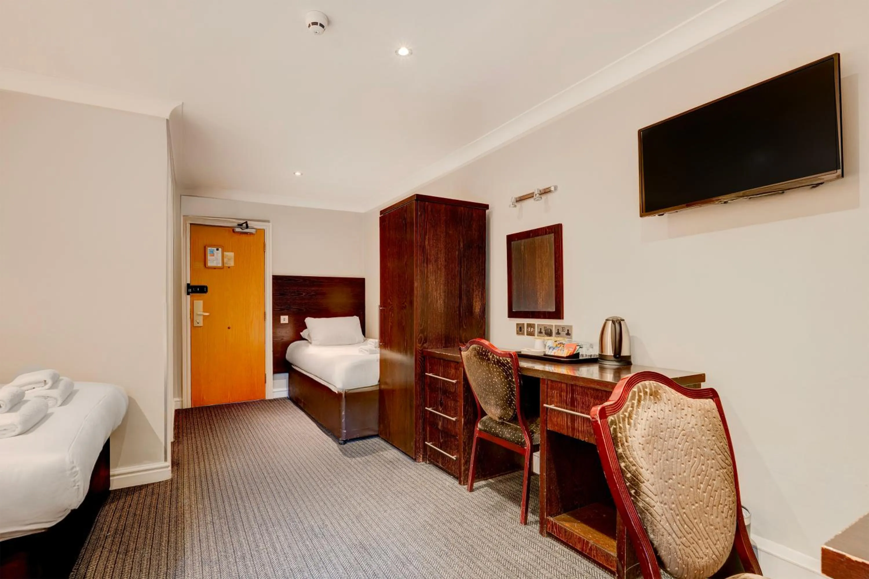 Bedroom, Bed in Liverpool Aigburth Hotel By Belvilla