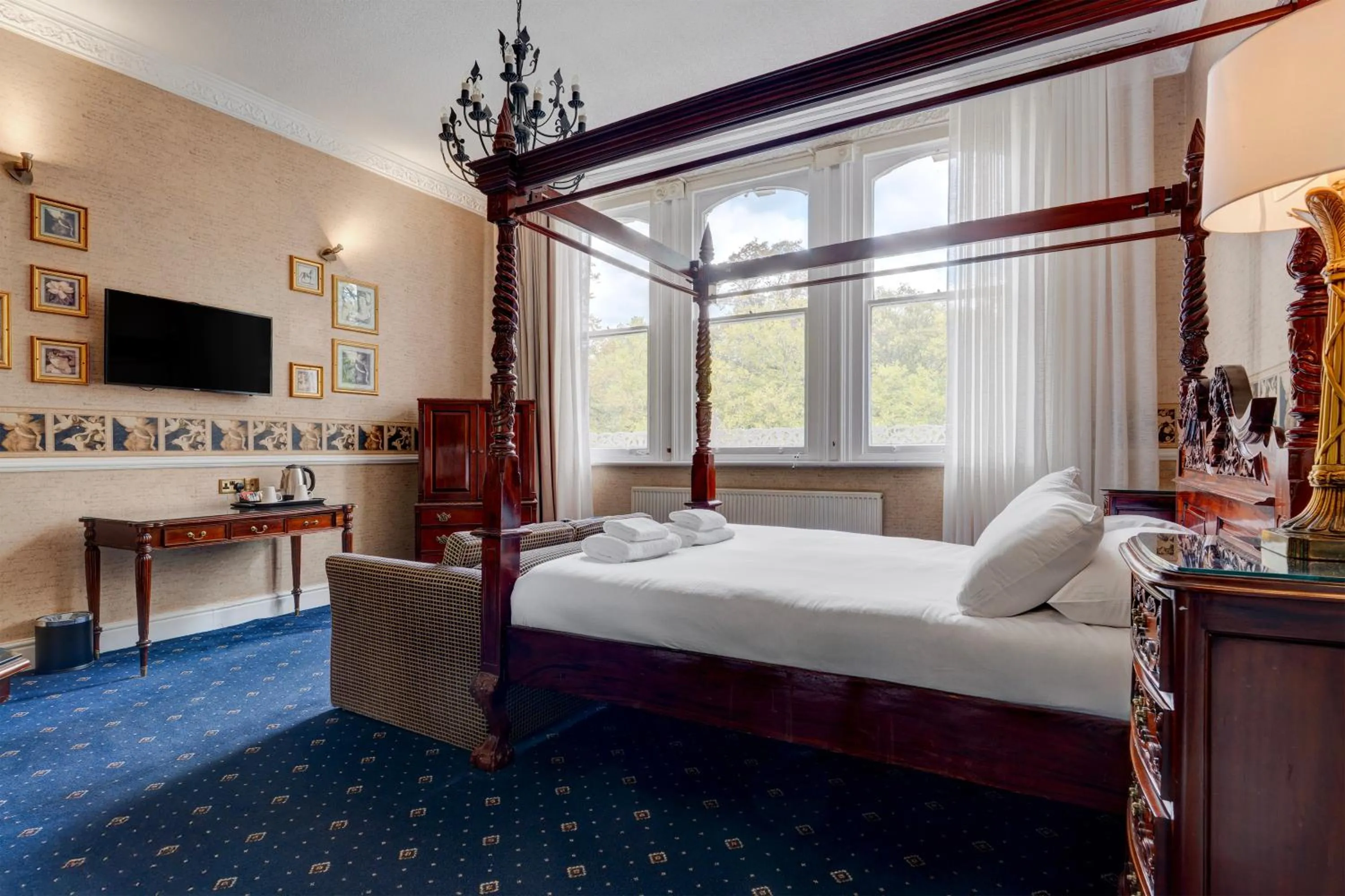 Bedroom, Bed in Liverpool Aigburth Hotel By Belvilla