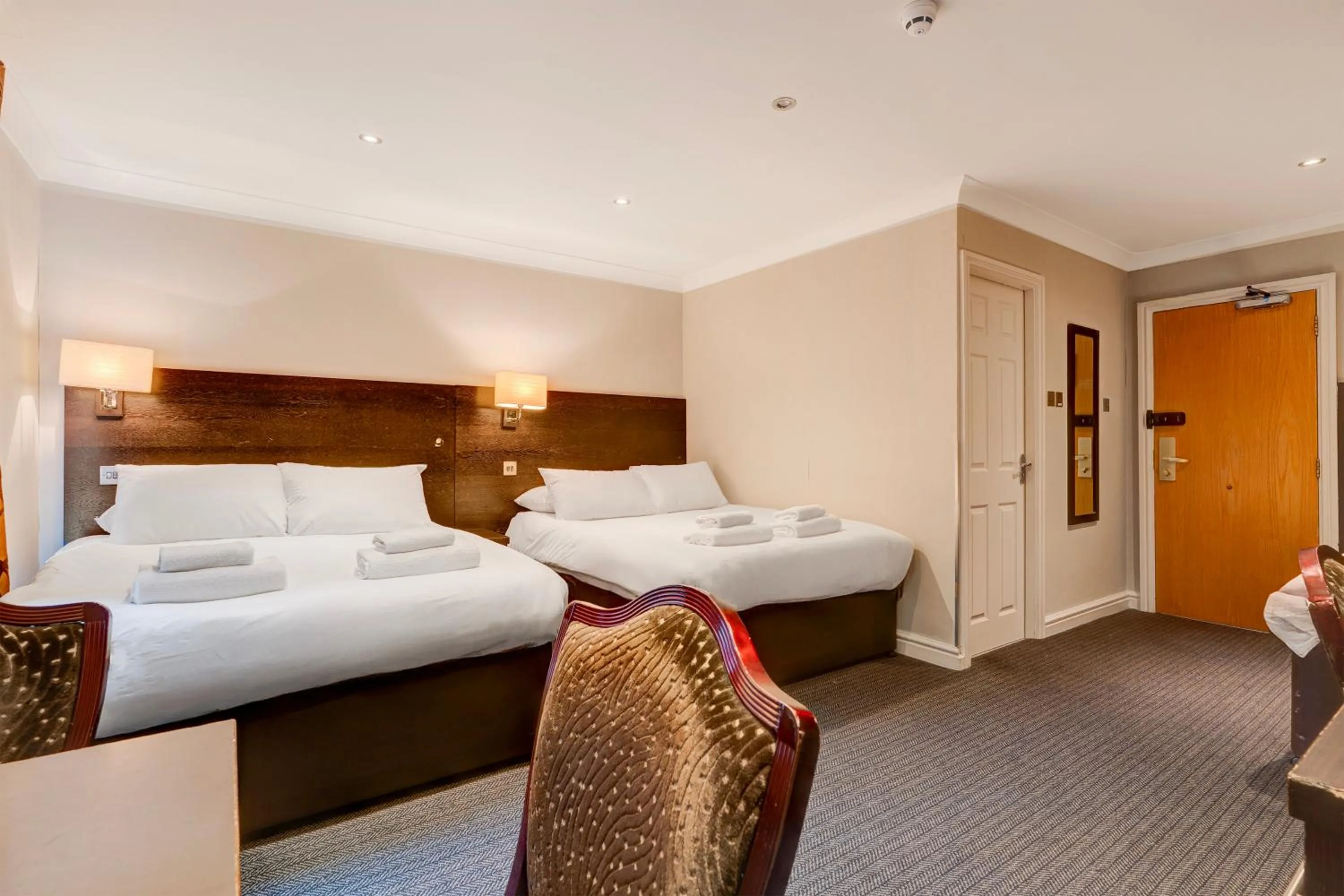 Bedroom, Bed in Liverpool Aigburth Hotel By Belvilla