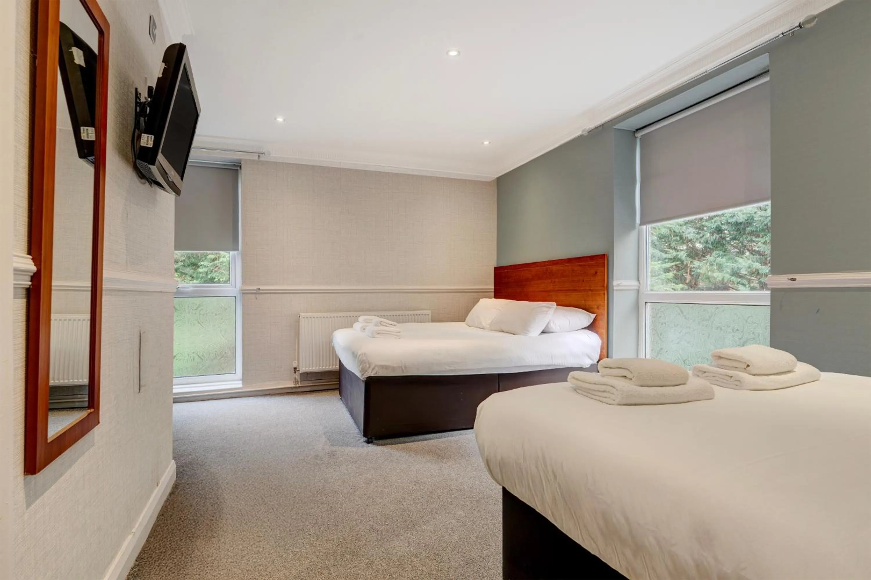 Bedroom, Bed in Liverpool Aigburth Hotel By Belvilla
