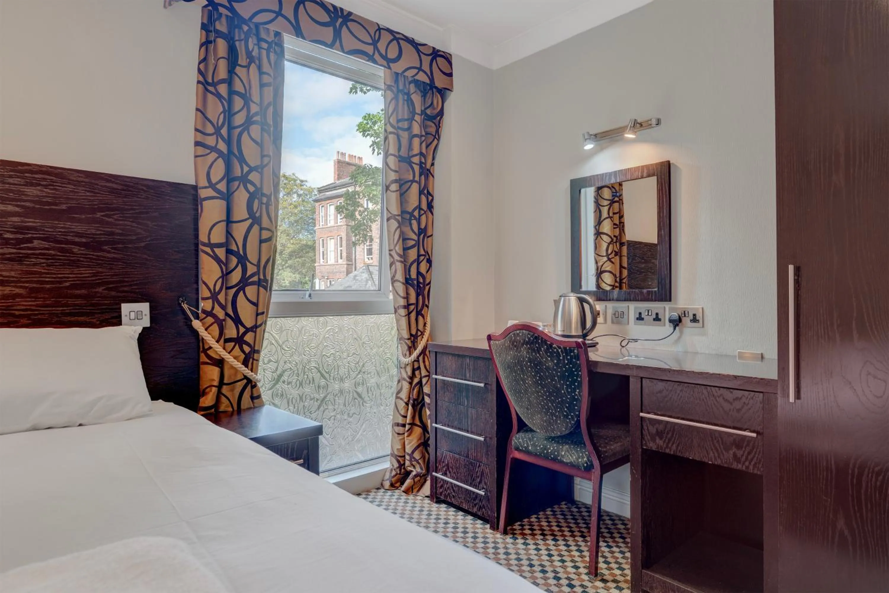 Bedroom, Bed in Liverpool Aigburth Hotel By Belvilla