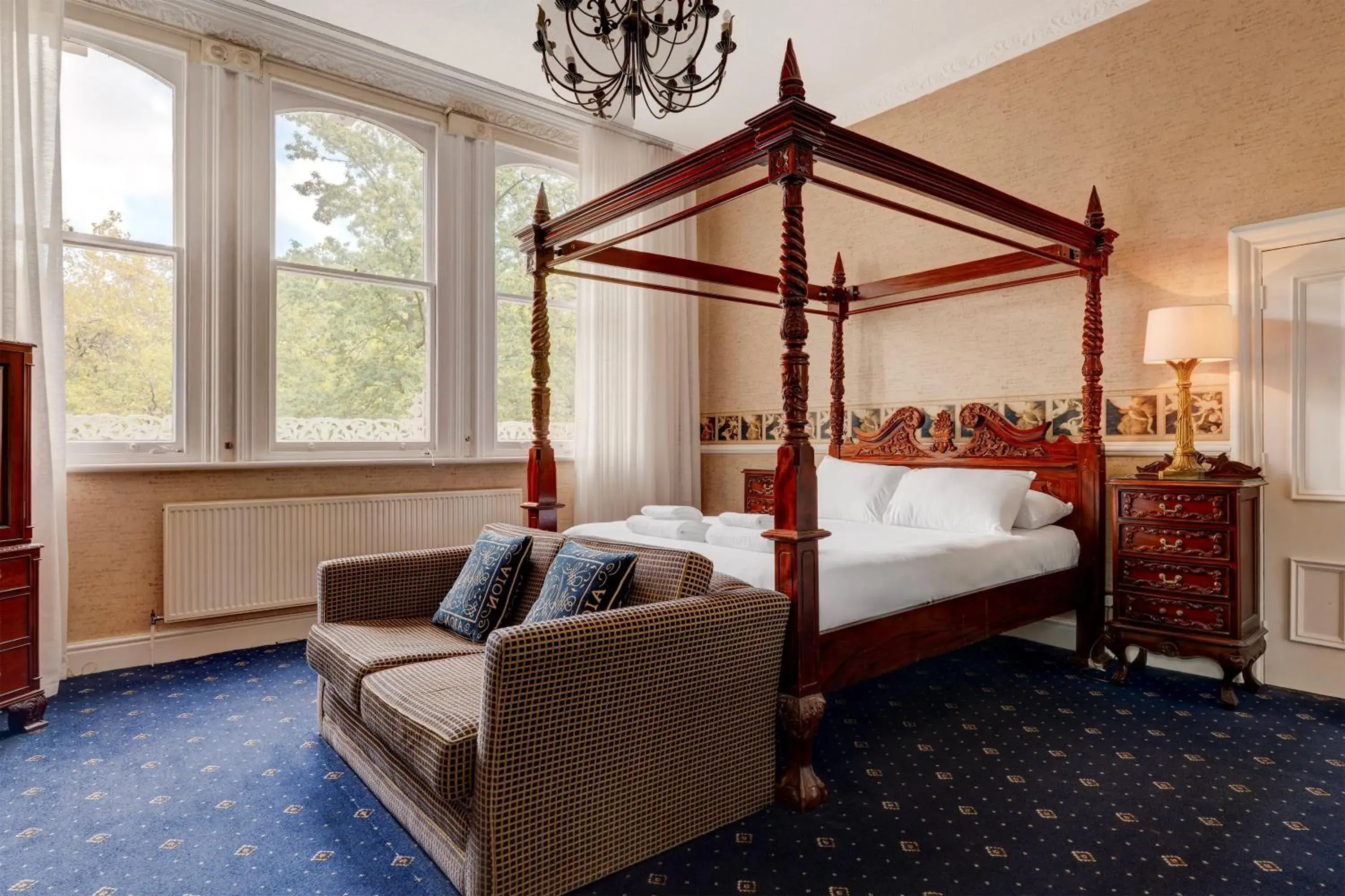 Bedroom, Bed in Liverpool Aigburth Hotel By Belvilla Bedroom, Bed in Liverpool Aigburth Hotel By Belvilla