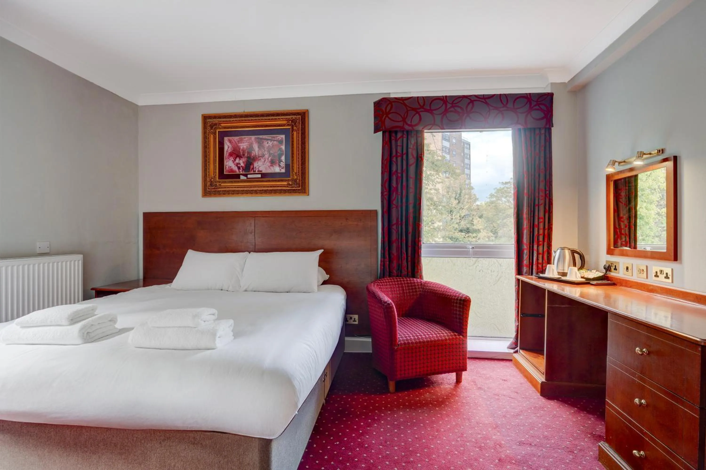 Bedroom, Bed in Liverpool Aigburth Hotel By Belvilla