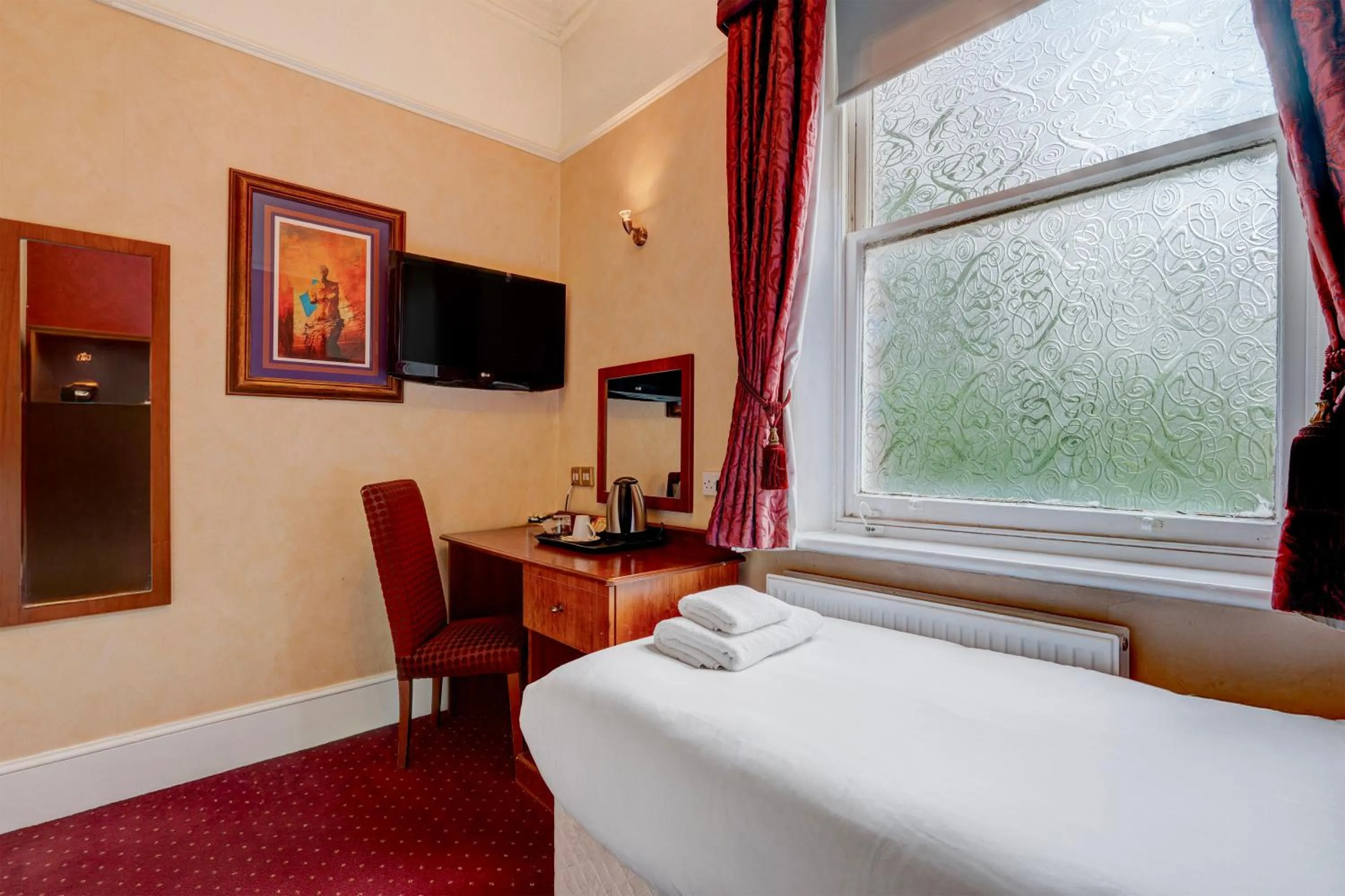 Bedroom, Bed in Liverpool Aigburth Hotel By Belvilla