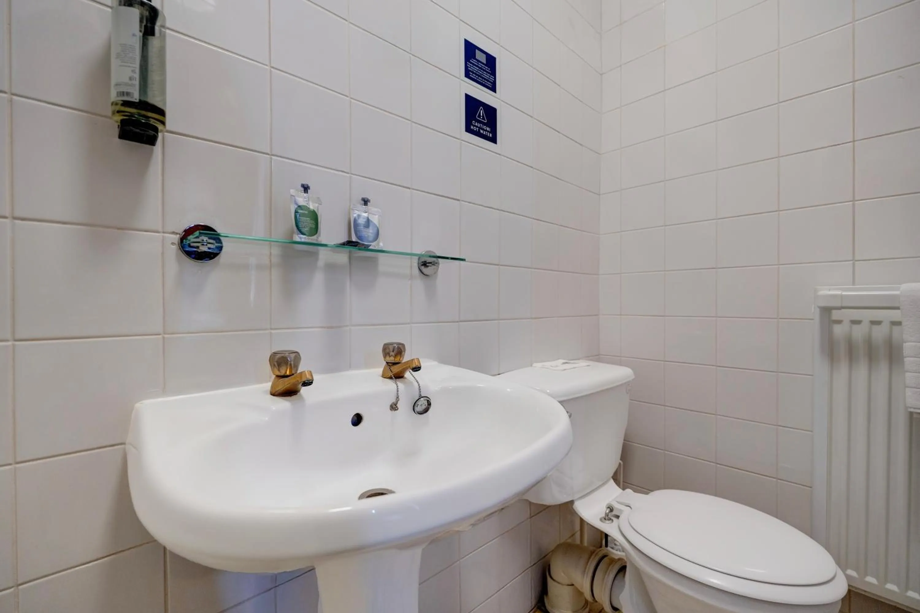 Bathroom in Liverpool Aigburth Hotel By Belvilla