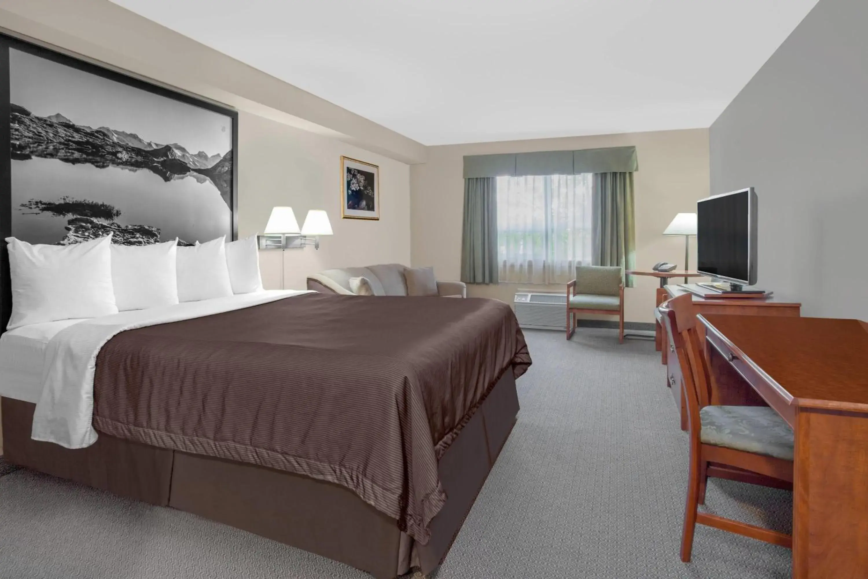 Photo of the whole room, Bed in Super 8 by Wyndham Sault Ste Marie On Photo of the whole room, Bed in Super 8 by Wyndham Sault Ste Marie On