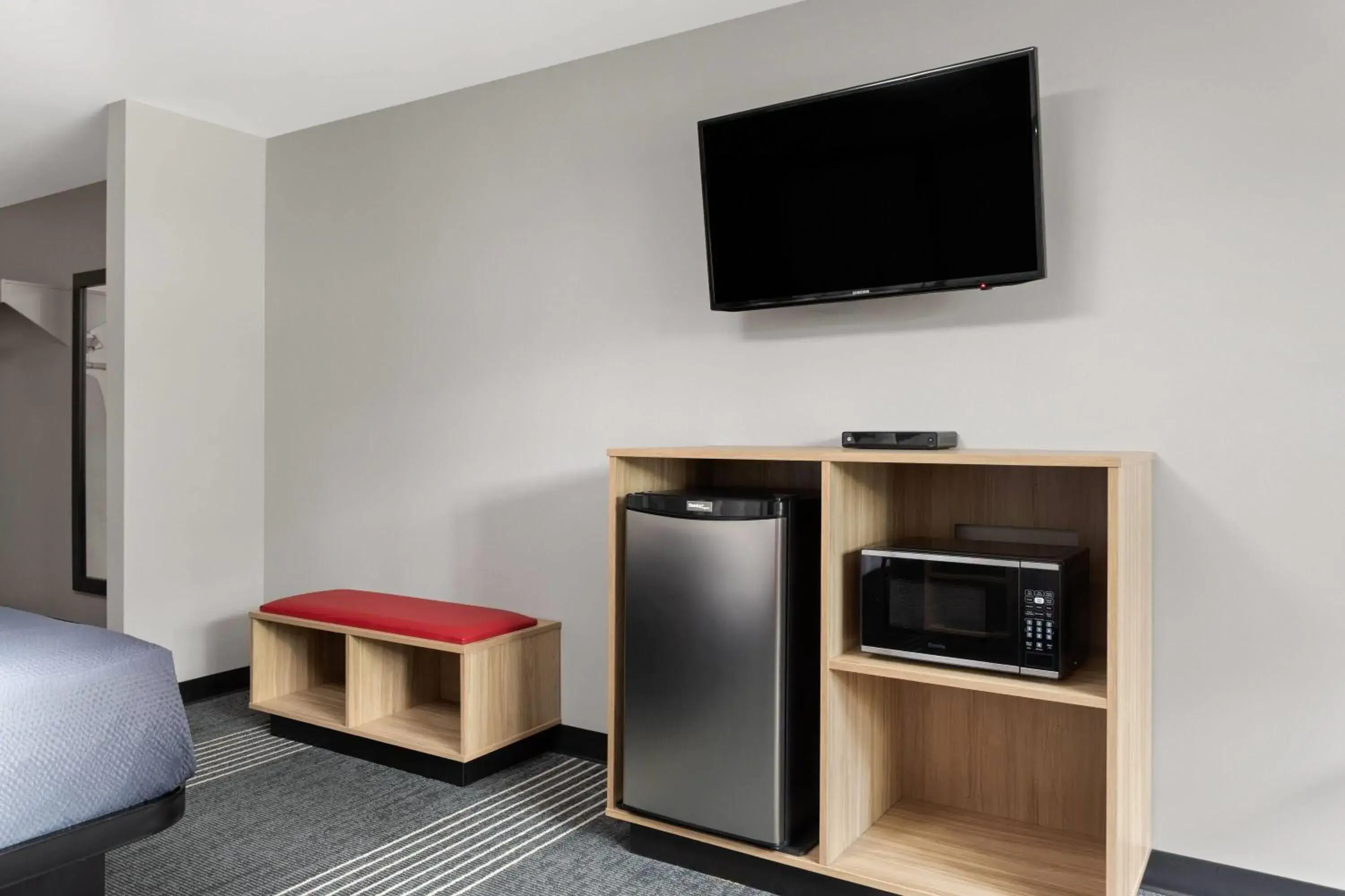 Photo of the whole room, Bed in Super 8 by Wyndham Sault Ste Marie On Photo of the whole room, Bed in Super 8 by Wyndham Sault Ste Marie On