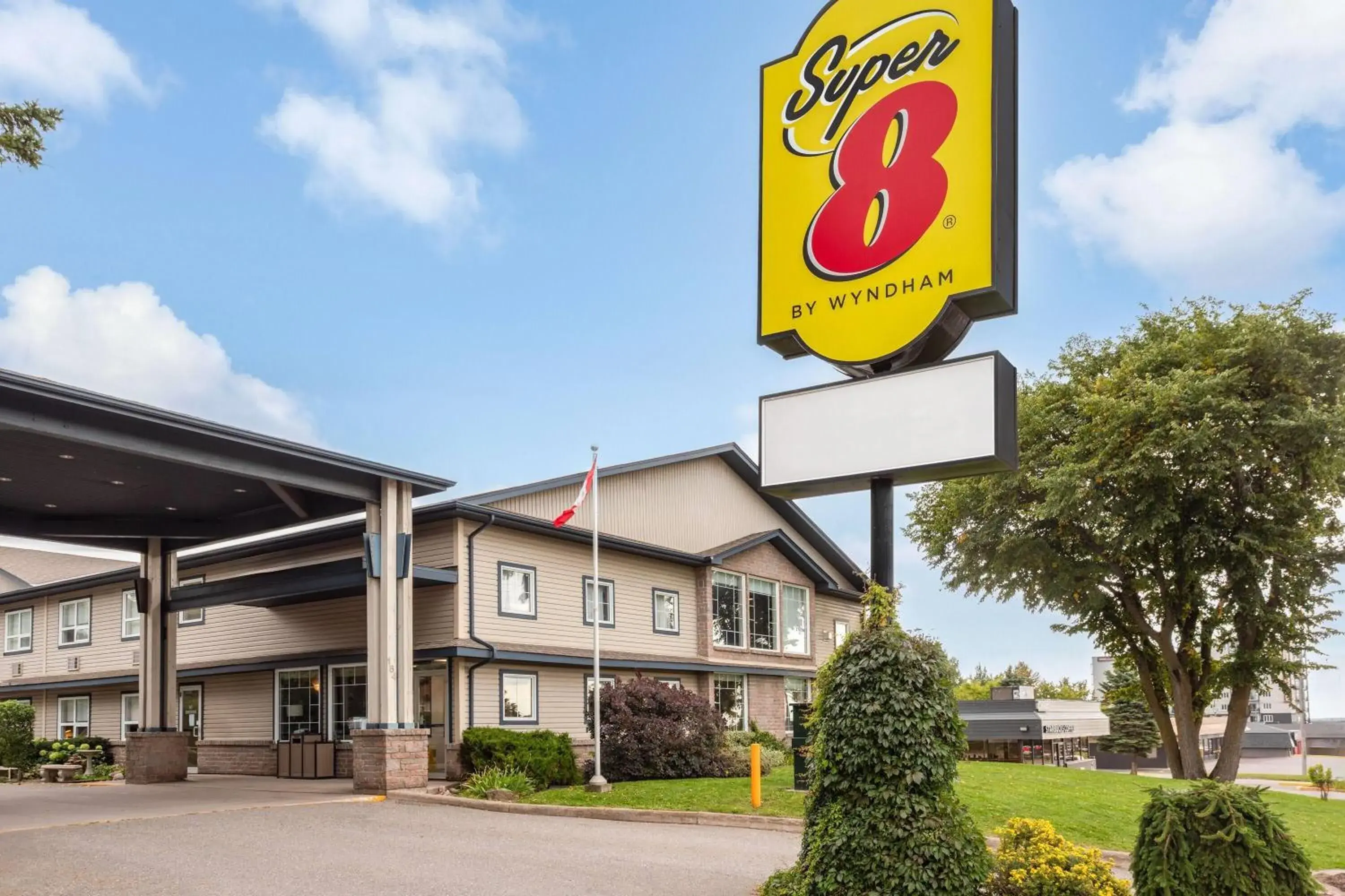 Property building in Super 8 by Wyndham Sault Ste Marie On Property building in Super 8 by Wyndham Sault Ste Marie On