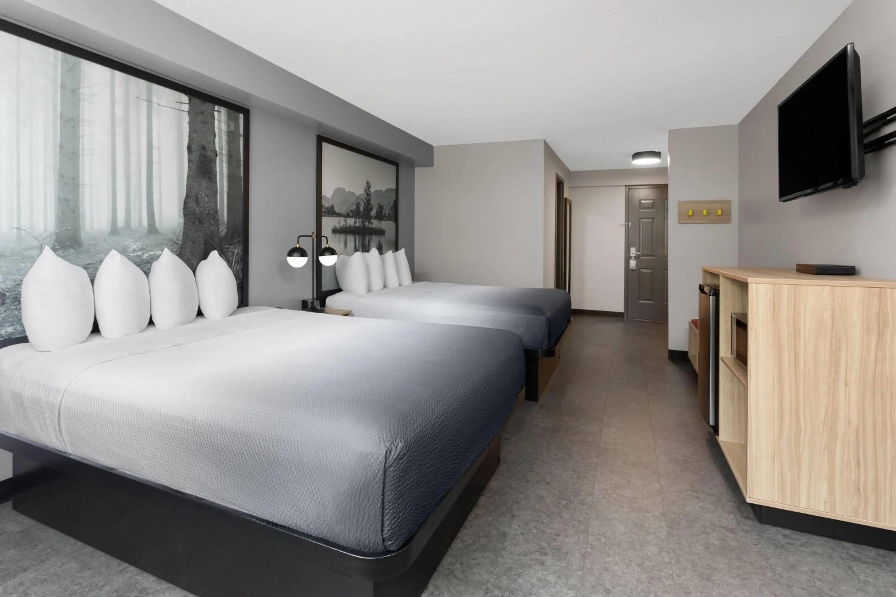 Photo of the whole room, Bed in Super 8 by Wyndham Sault Ste Marie On