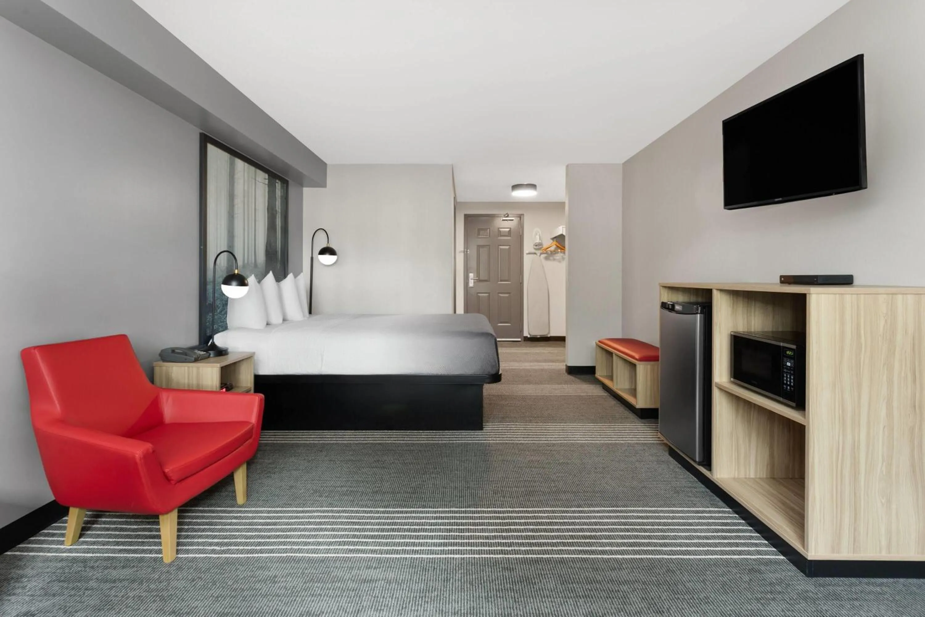 Photo of the whole room, Bed in Super 8 by Wyndham Sault Ste Marie On