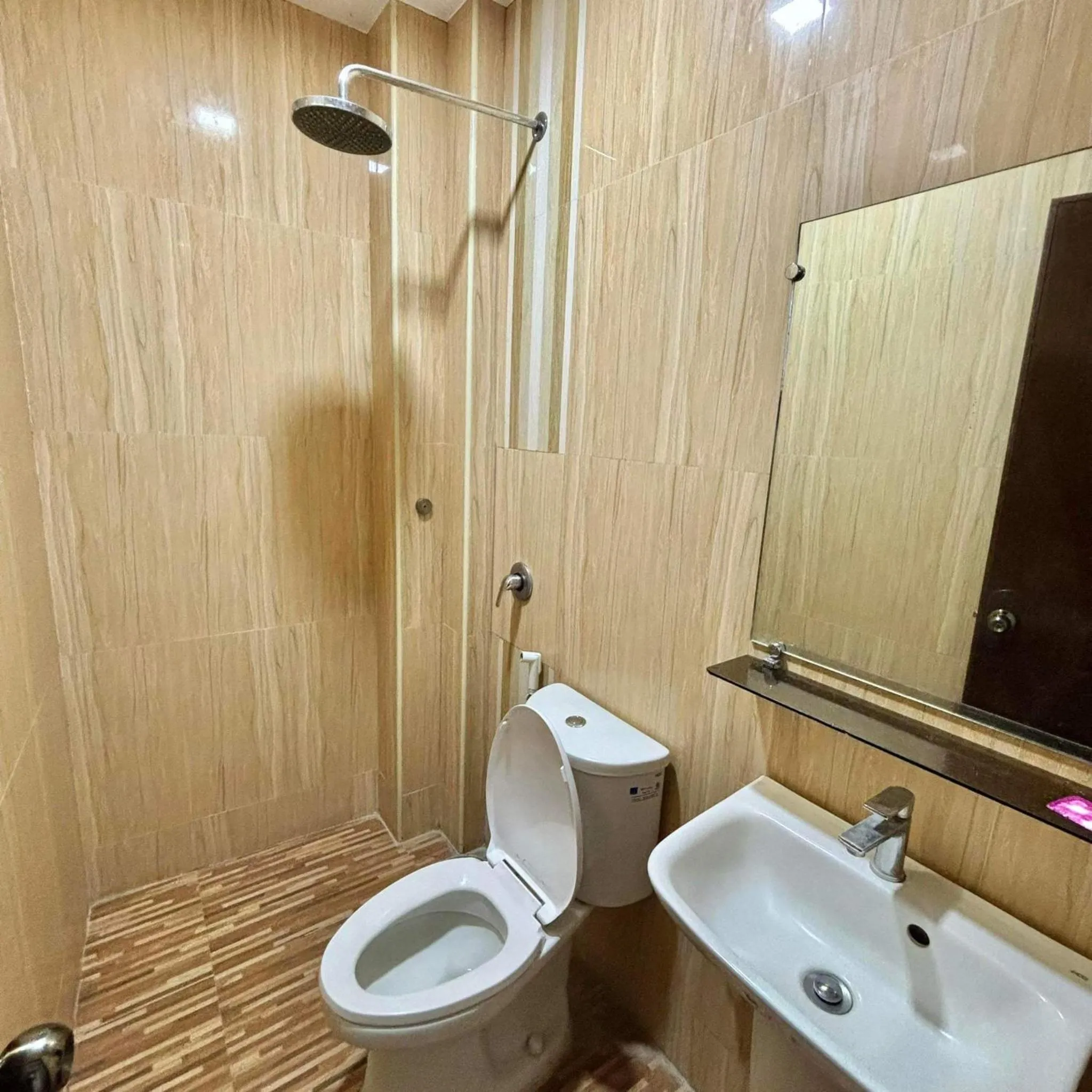 Shower in Fatchoi Hotel