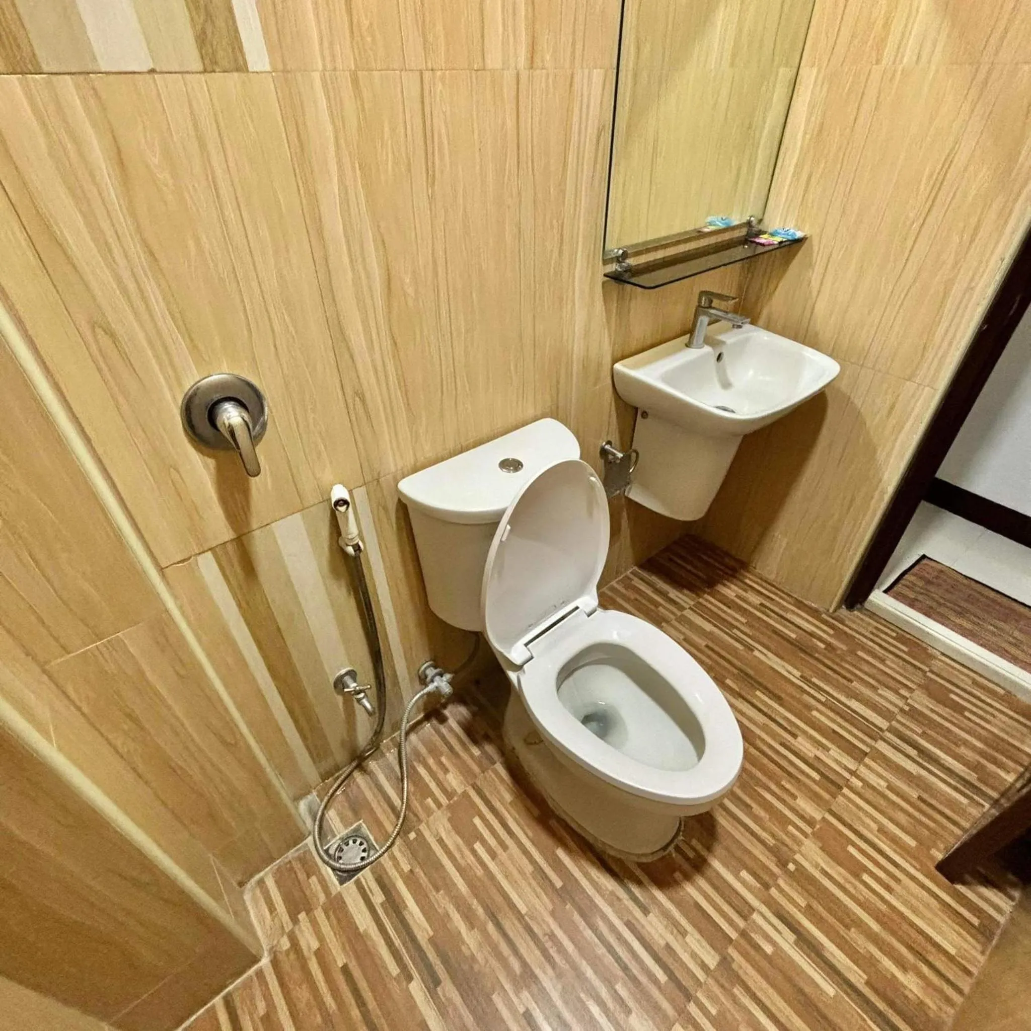 Toilet in Fatchoi Hotel