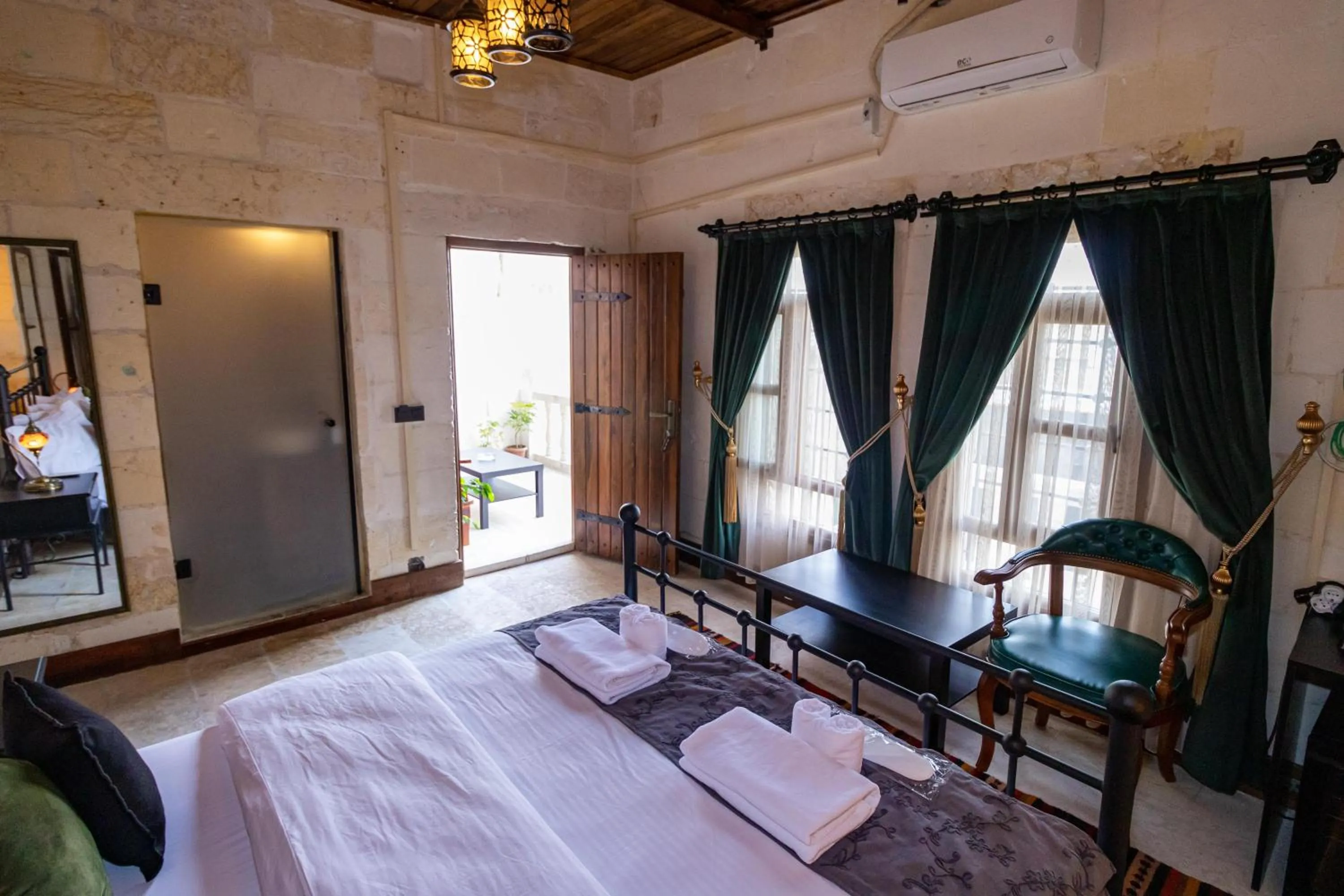 Bedroom, Bed in Nomad inn