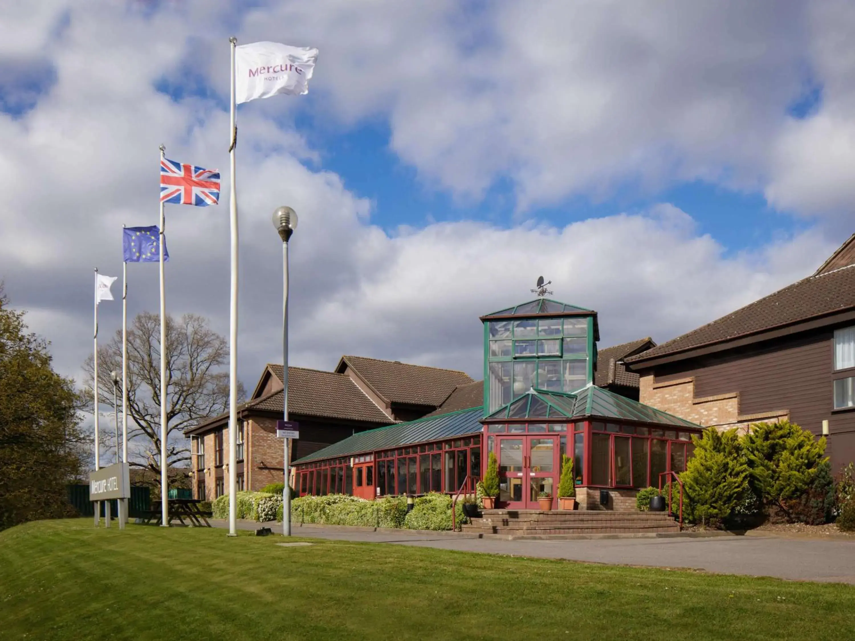 Property Building in Mercure Hatfield Oak Hotel