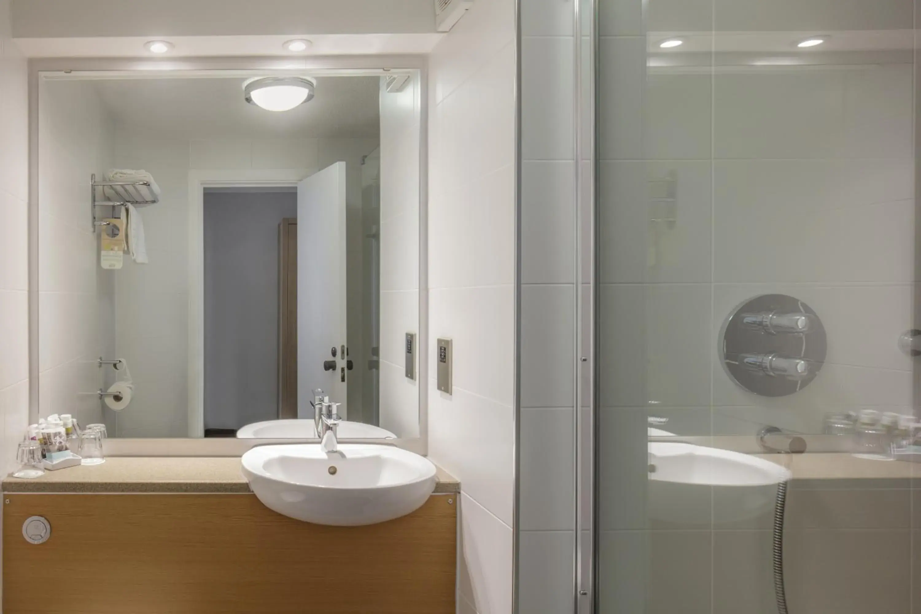 Shower, Bathroom in Mercure Hatfield Oak Hotel