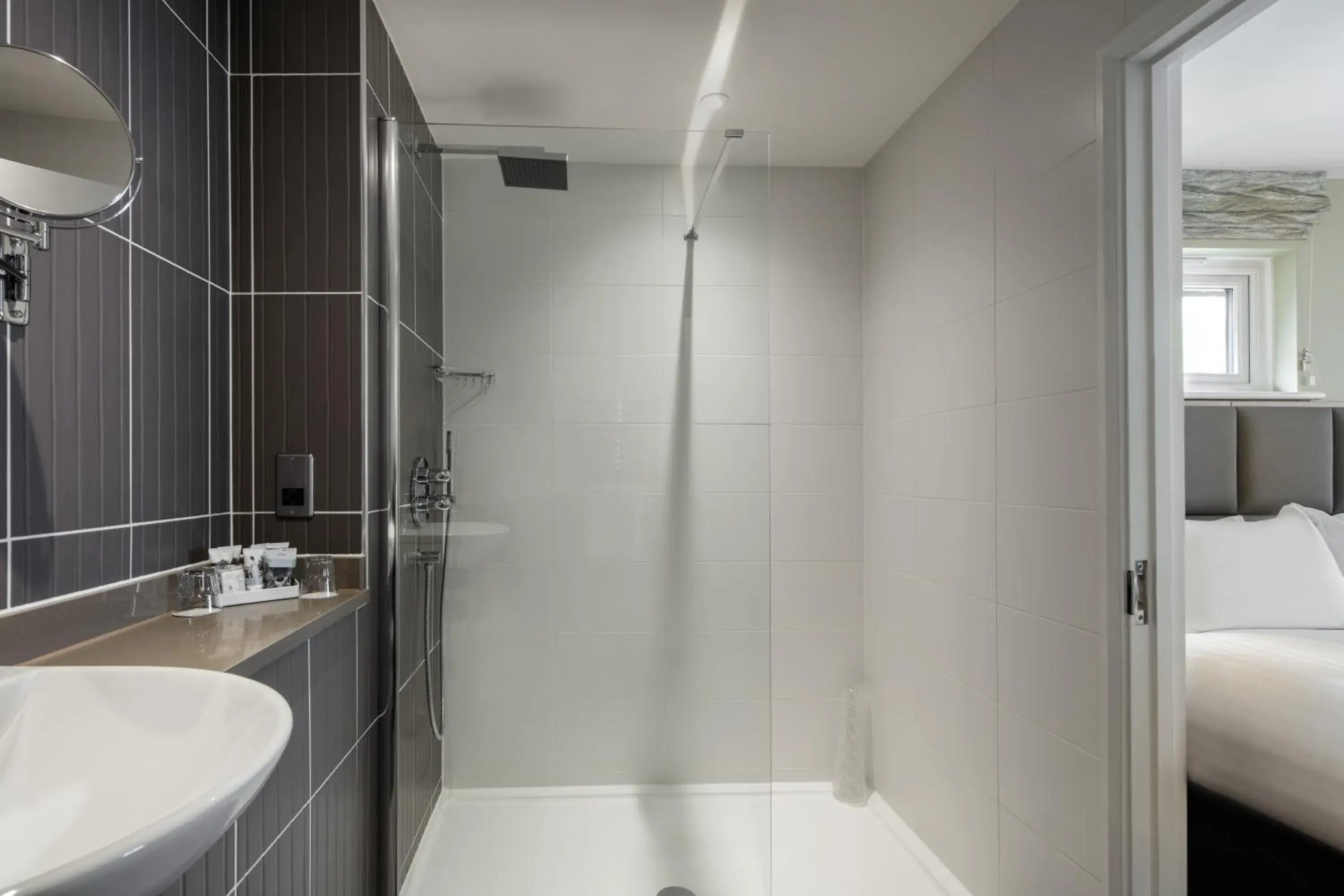 Shower in Mercure Hatfield Oak Hotel