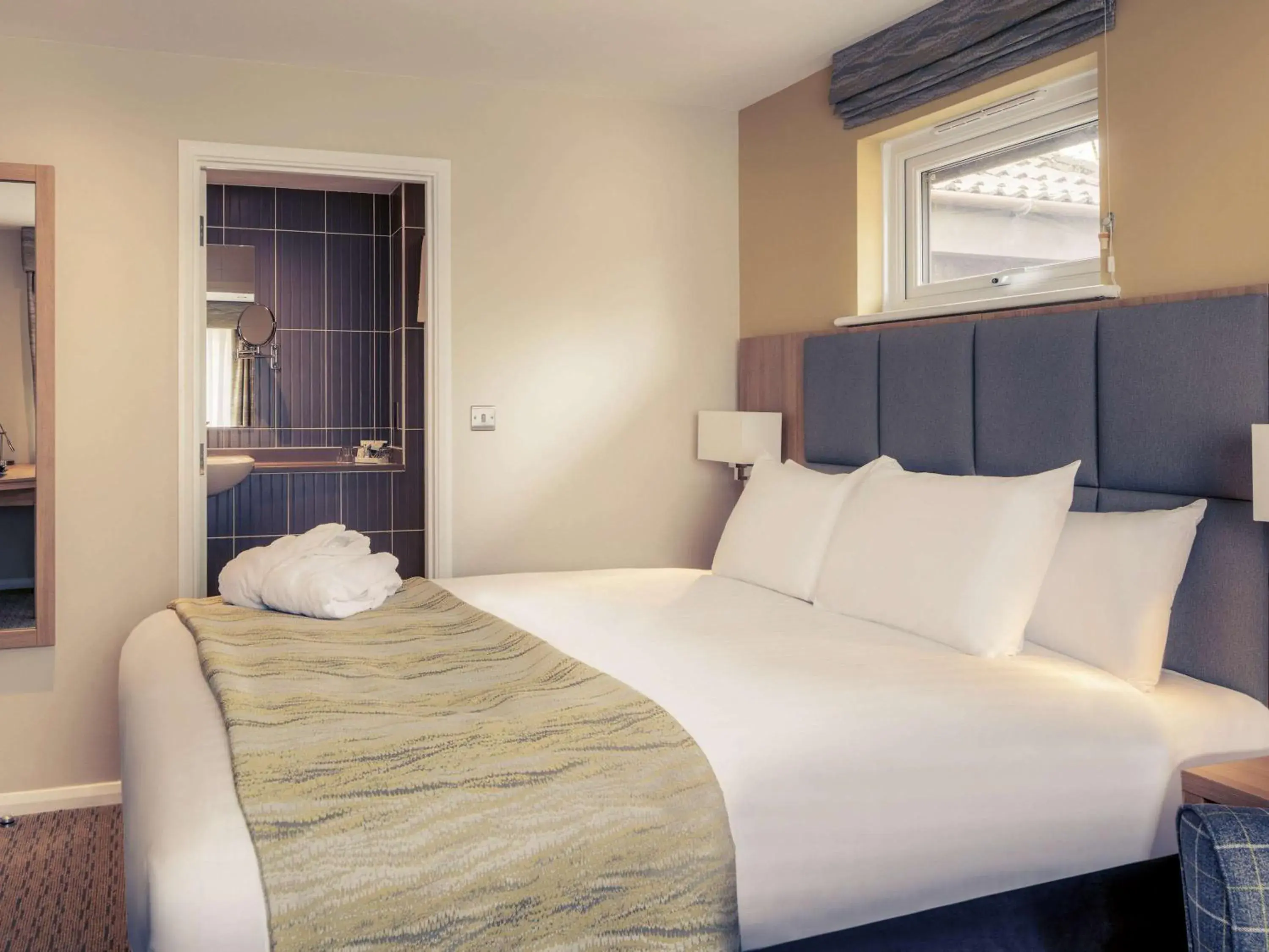 Photo of the whole room, Bed in Mercure Hatfield Oak Hotel