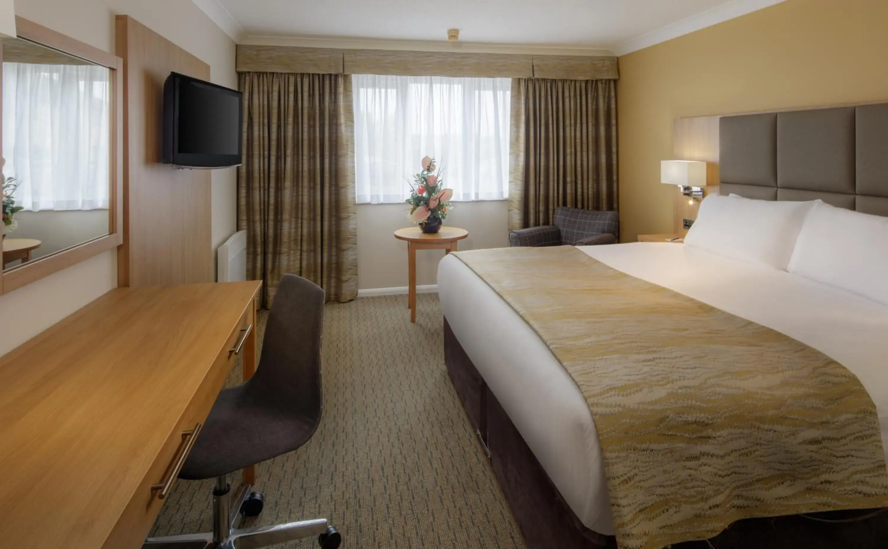 Bedroom, Bed in Mercure Hatfield Oak Hotel