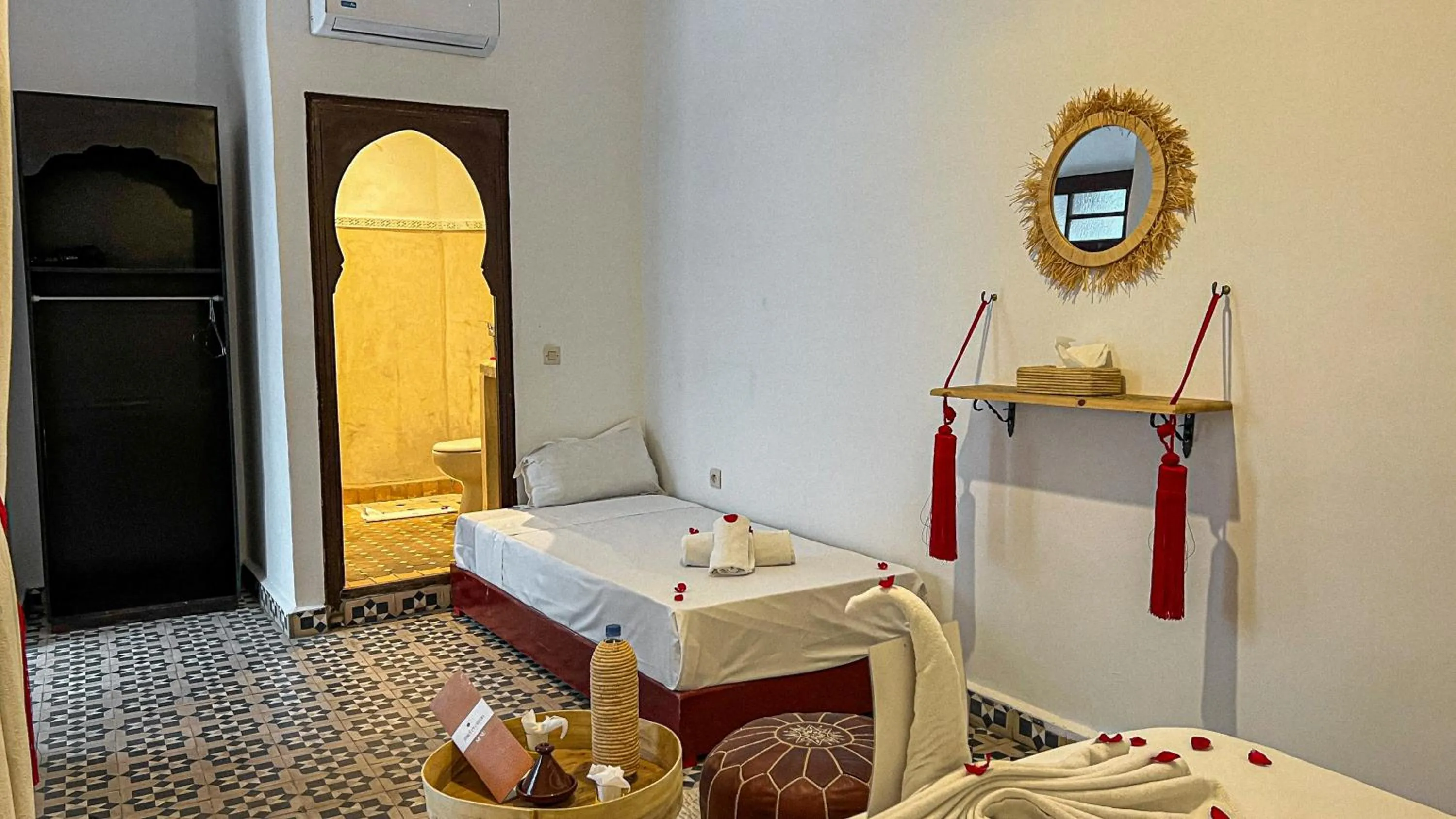 Bedroom, Bed in Riad Tzizwit Boutique Hotel & SPA