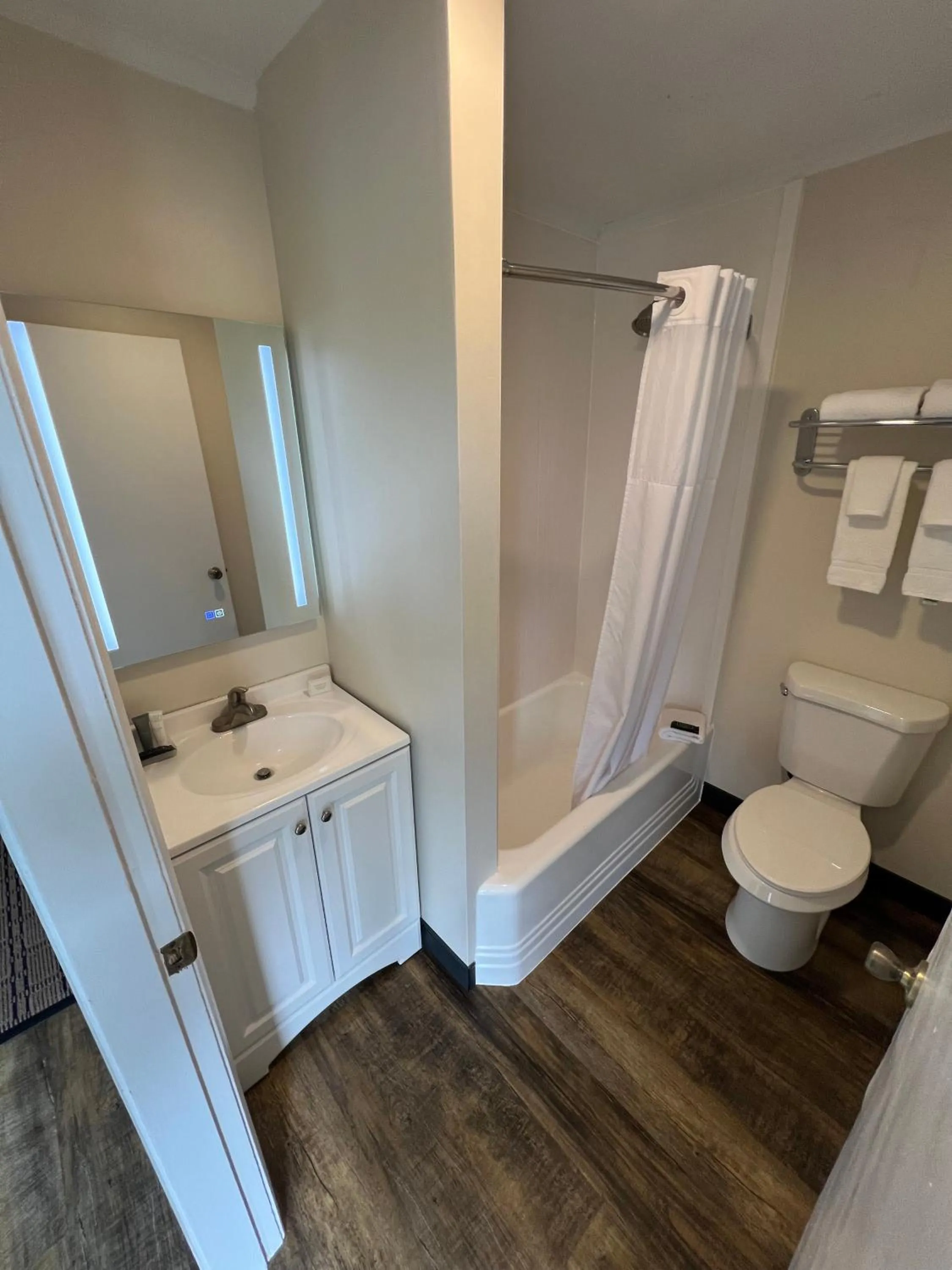 Shower in River Valley Inn