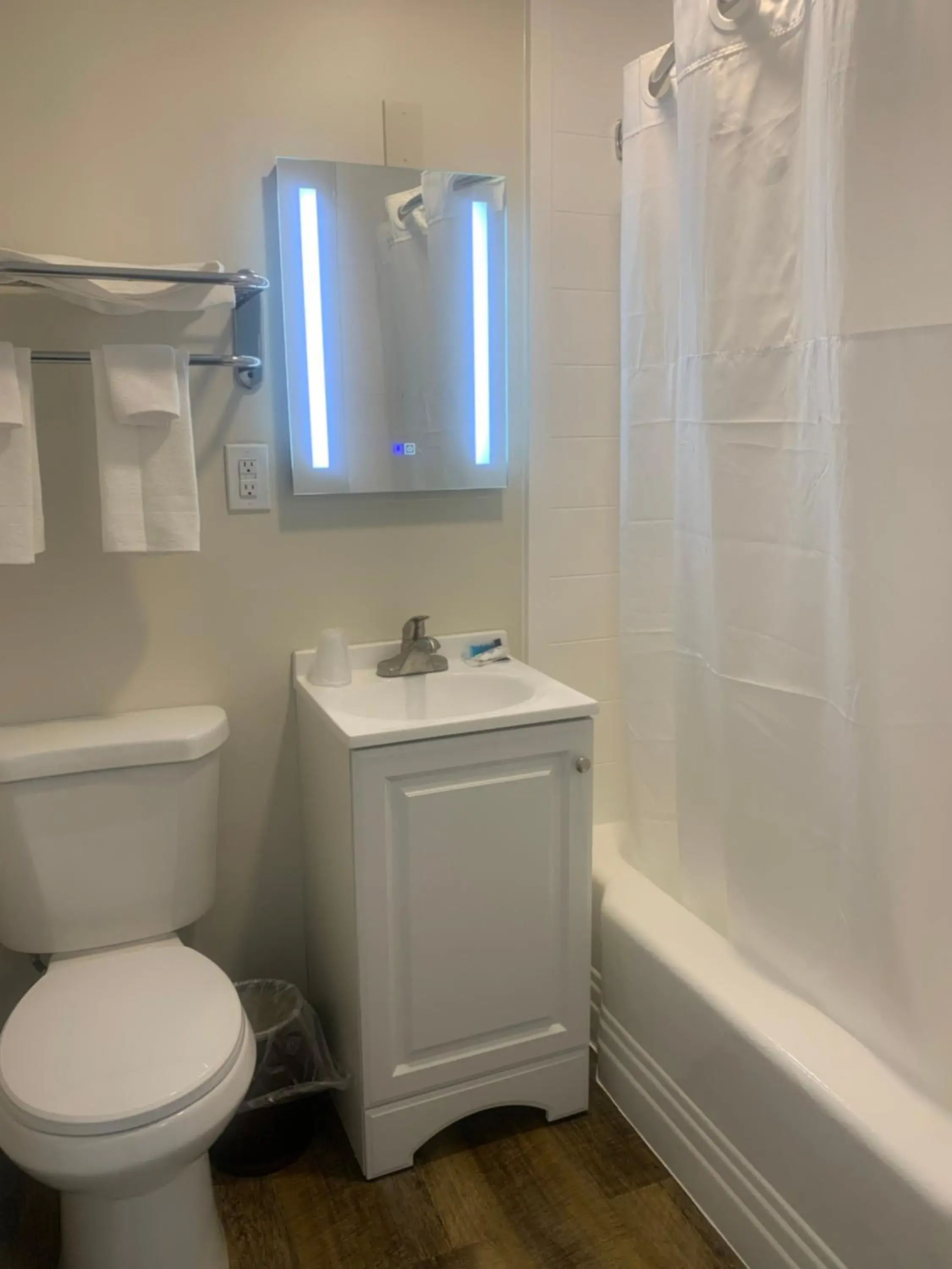 Standard Queen Room in River Valley Inn Standard Queen Room in River Valley Inn