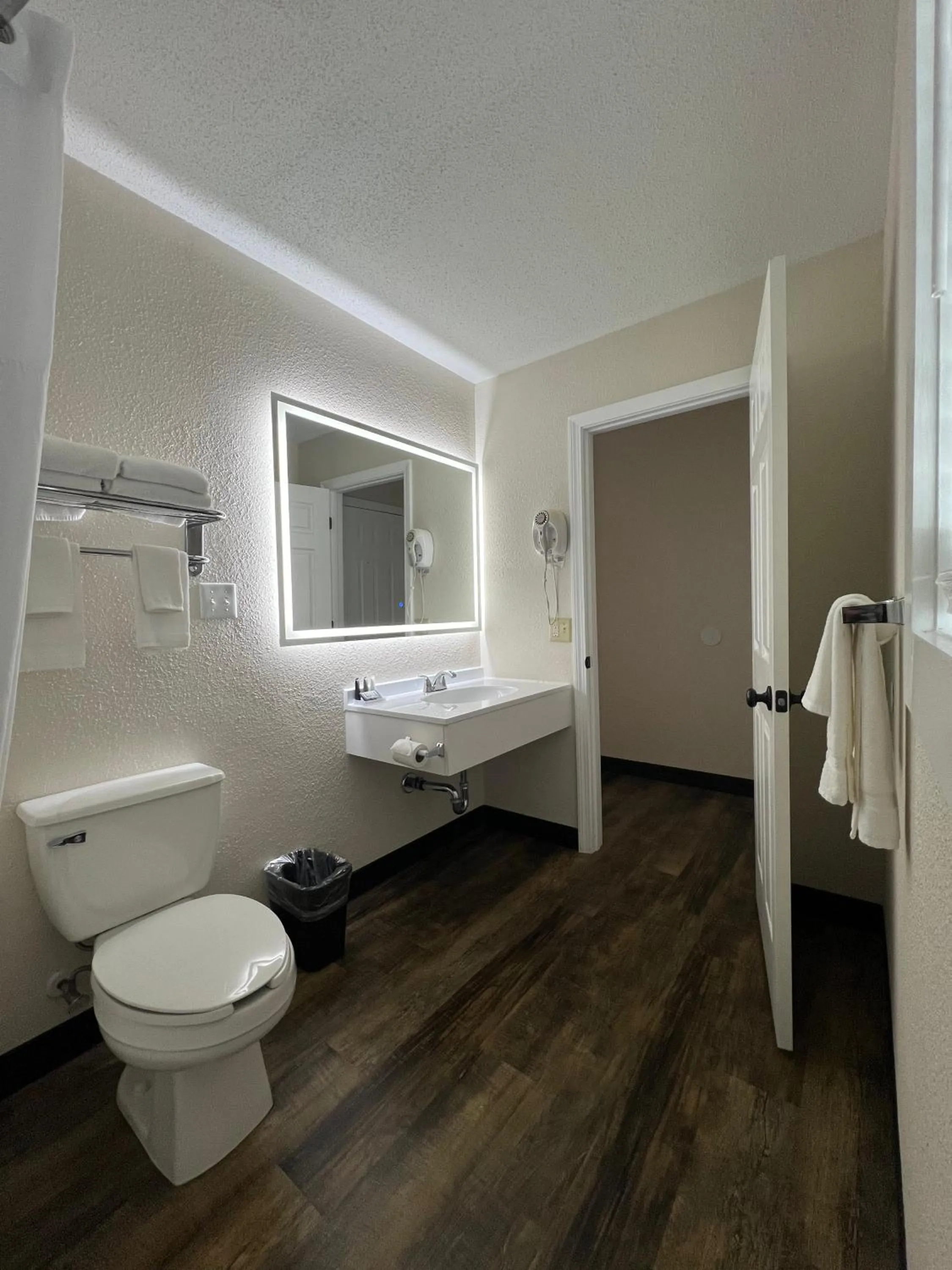 Toilet in River Valley Inn