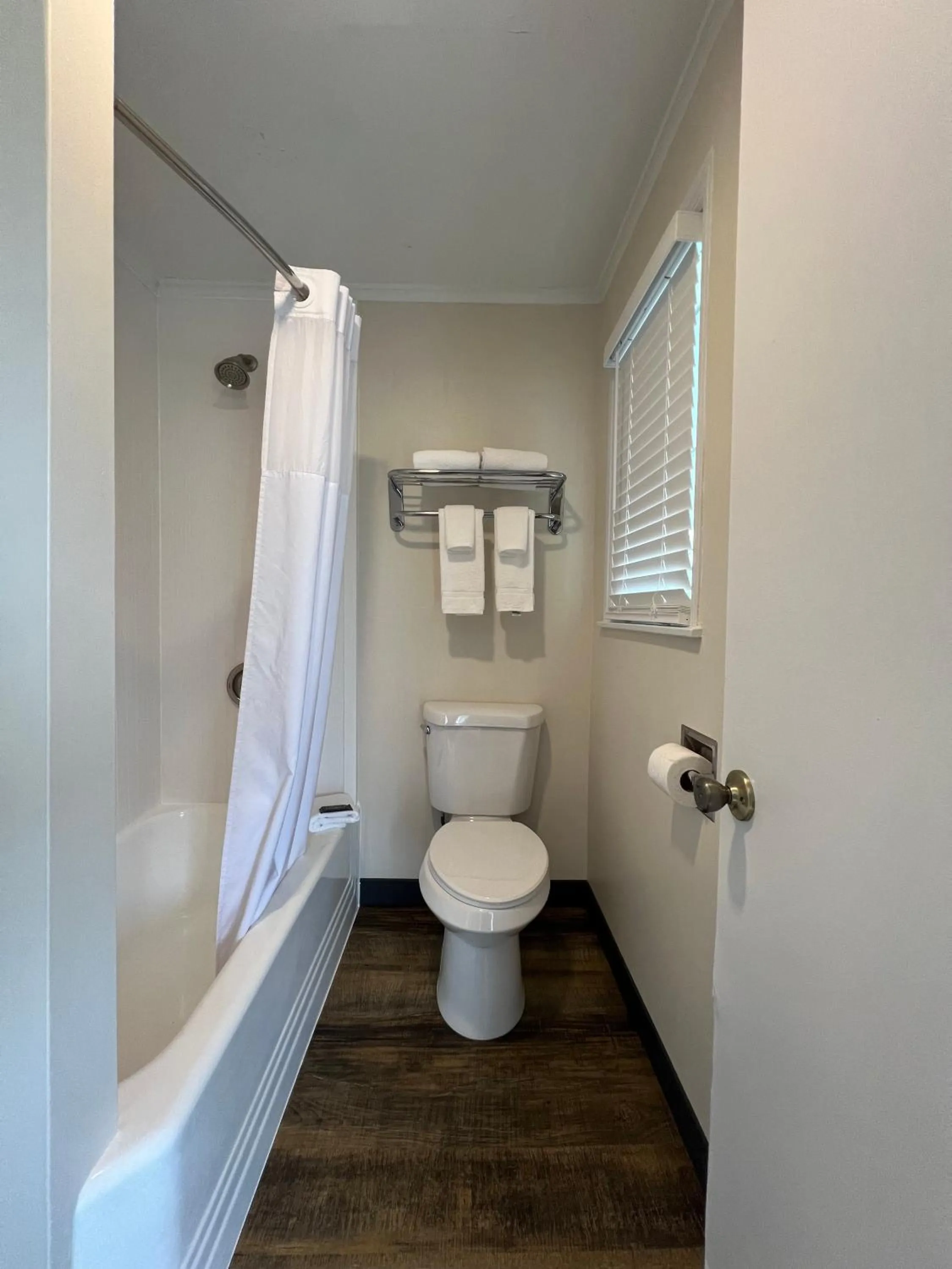 Shower in River Valley Inn