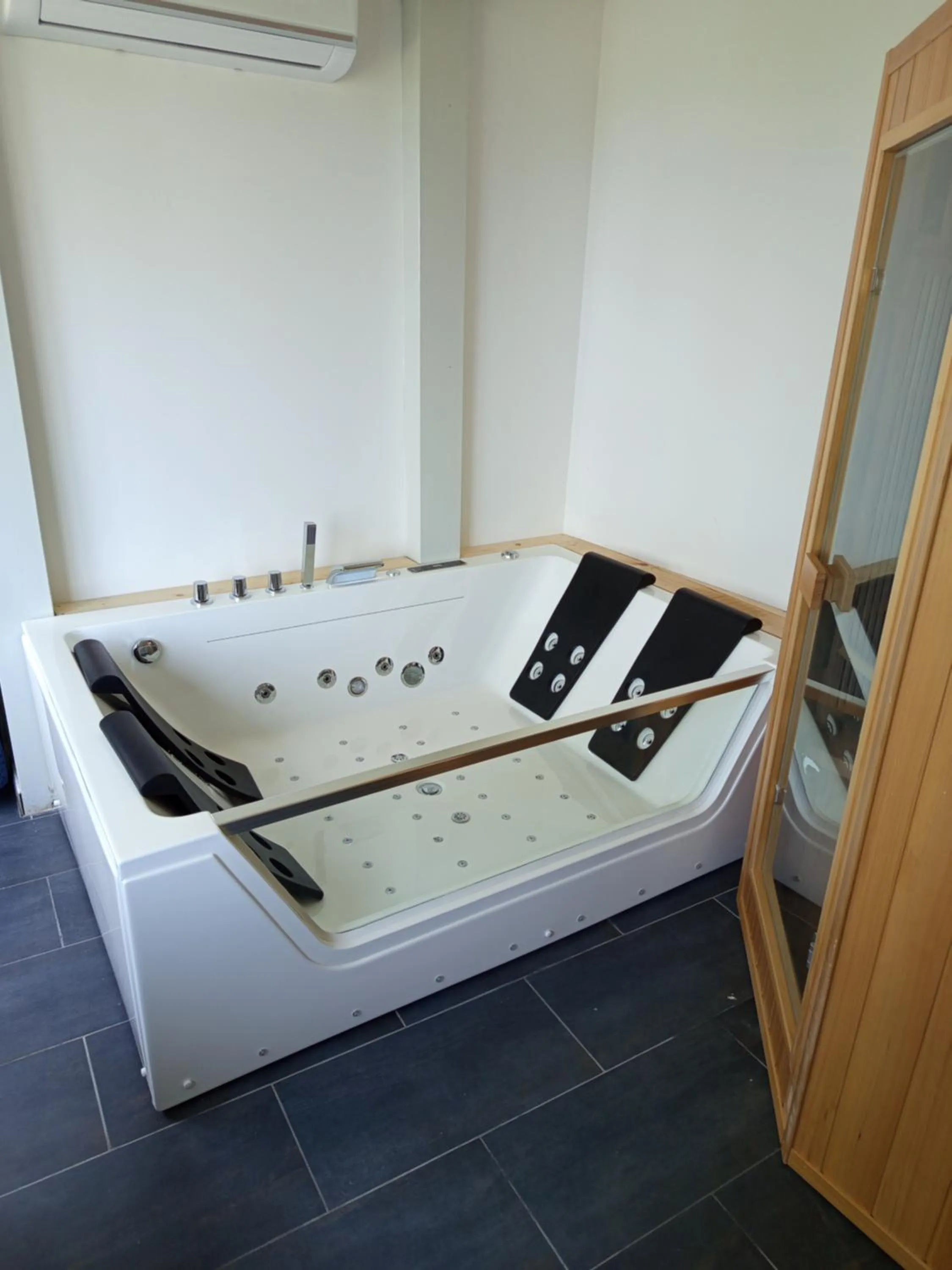 Hot Tub in ToviMar Apartments