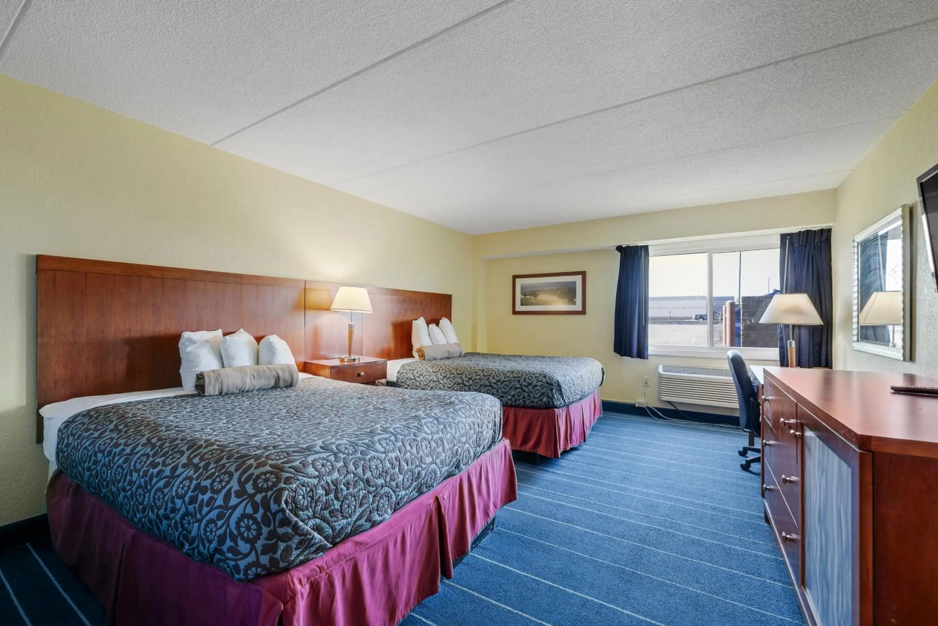 Bed in Days Inn by Wyndham Alexandria MN
