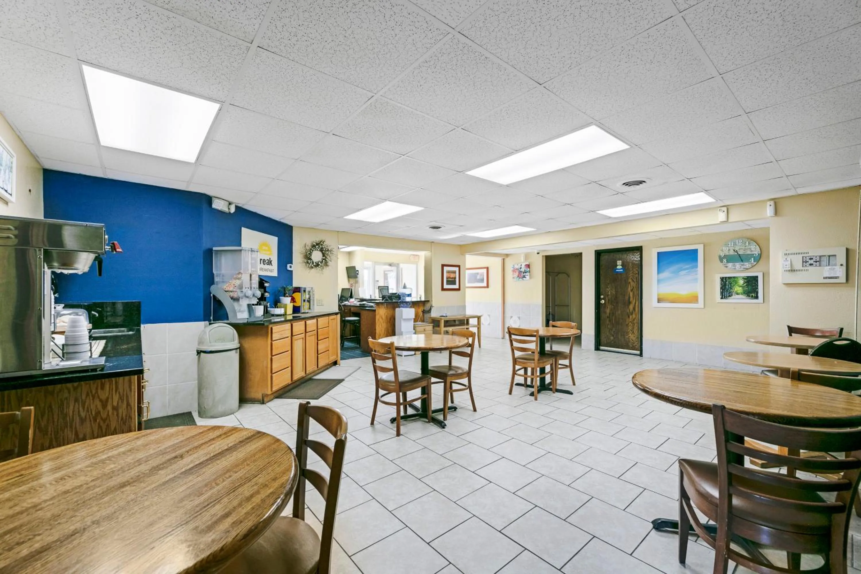 Restaurant/Places to Eat in Days Inn by Wyndham Alexandria MN