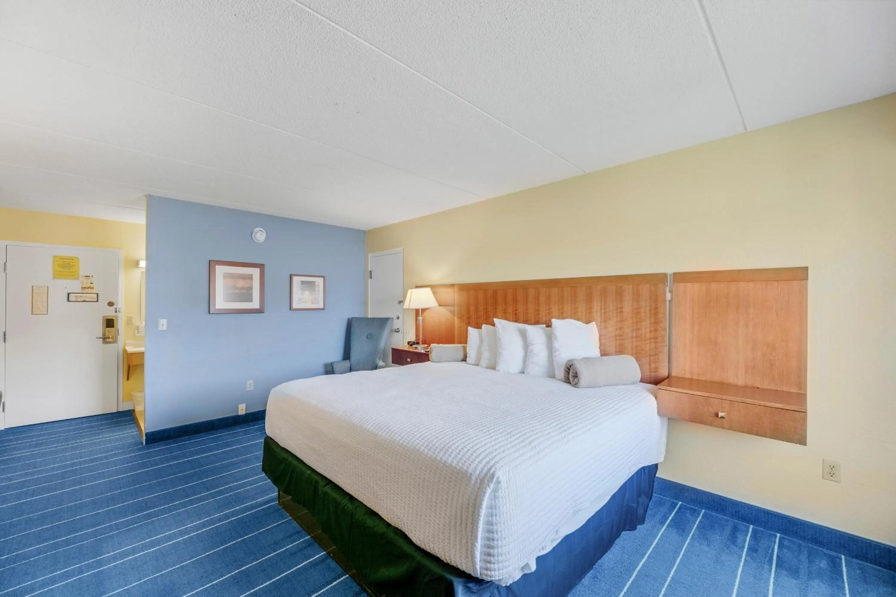 Bed in Days Inn by Wyndham Alexandria MN