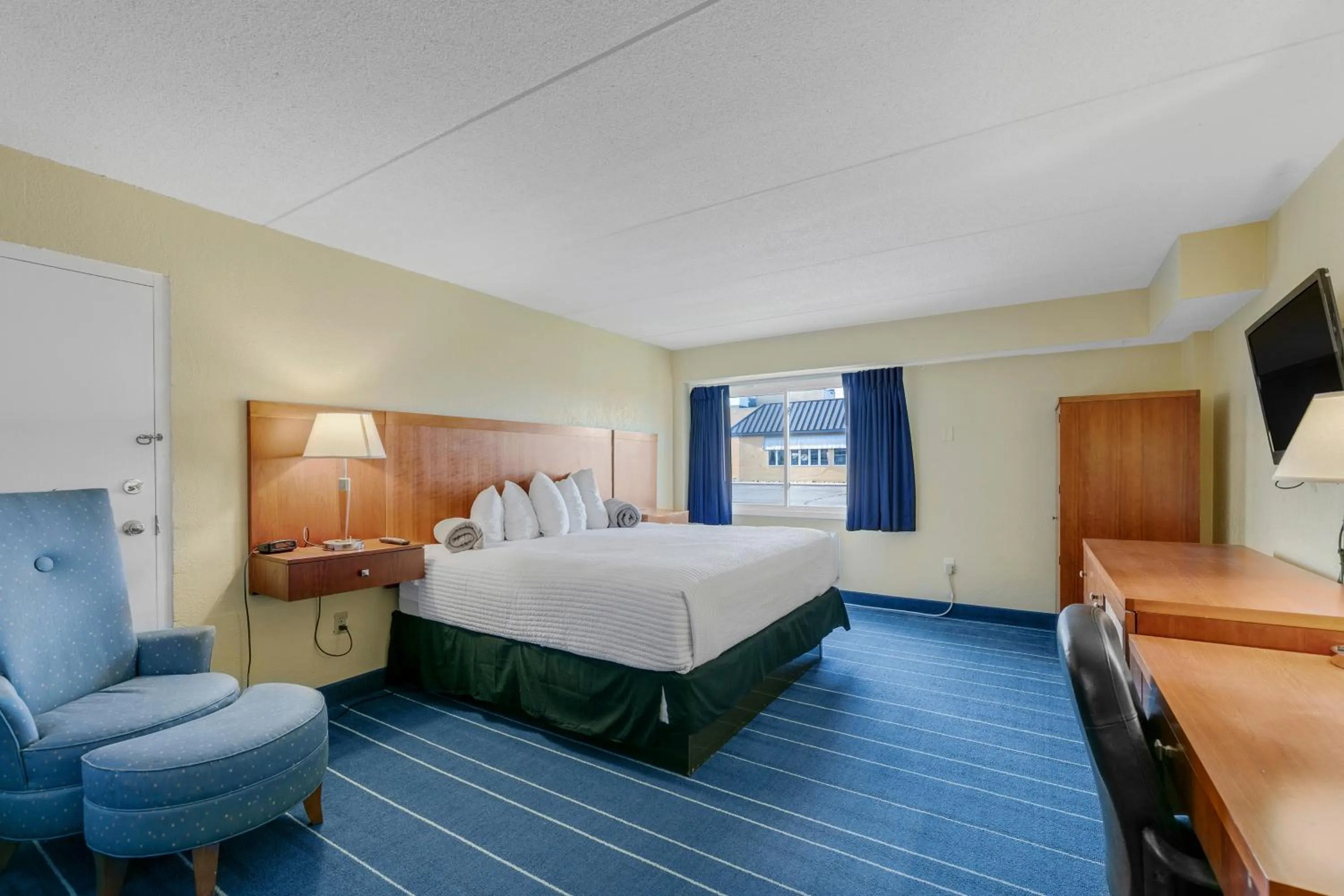 Bed in Days Inn by Wyndham Alexandria MN