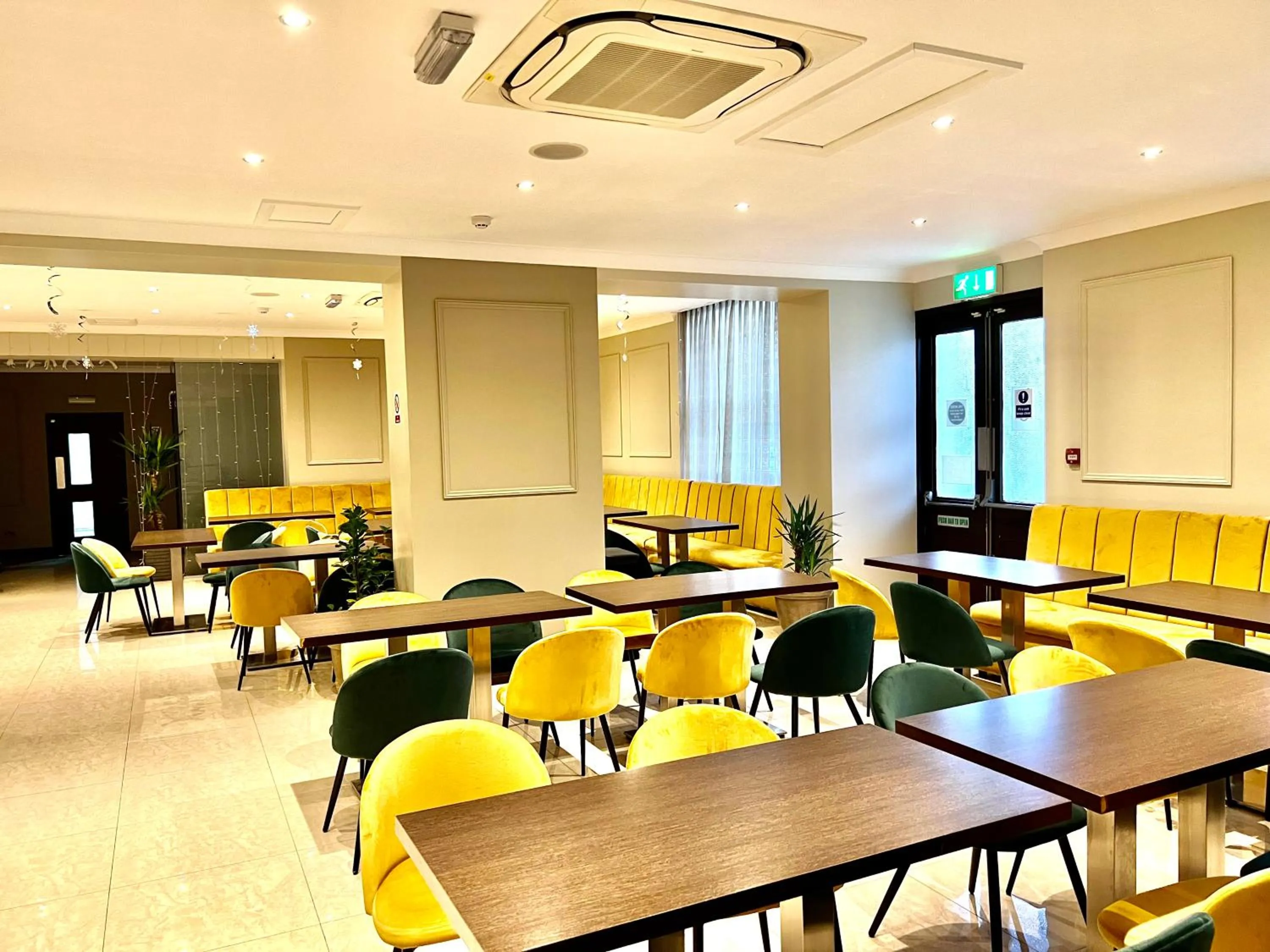 Restaurant/places to eat in Park Avenue Bayswater Inn Hyde Park